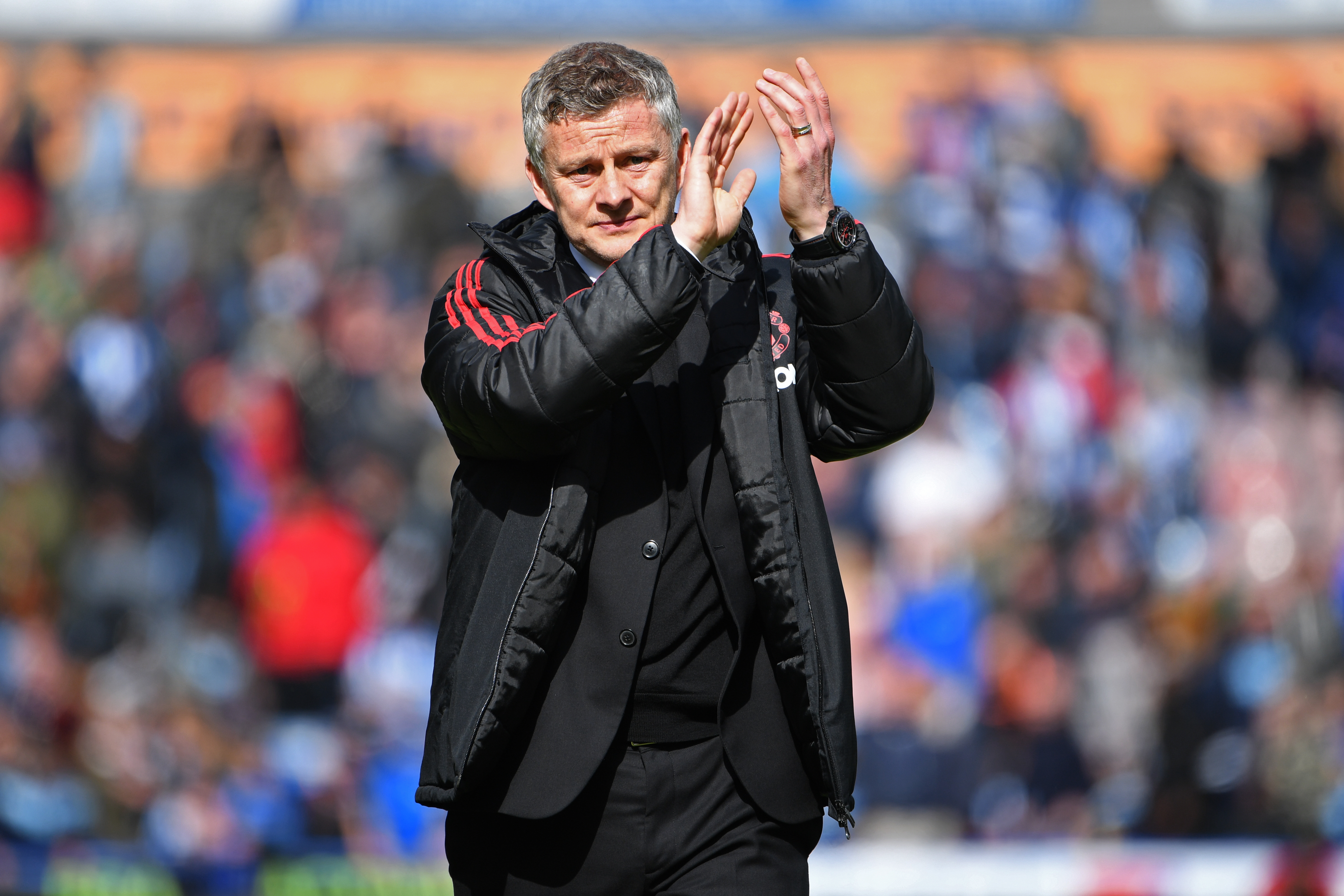 Ole Gunnar Solskjaer aplaude a los aficionados después de que el Manchester United quedó eliminado de la próxima Liga de Campeones de Europa. (Foto Prensa Libre: AFP) 