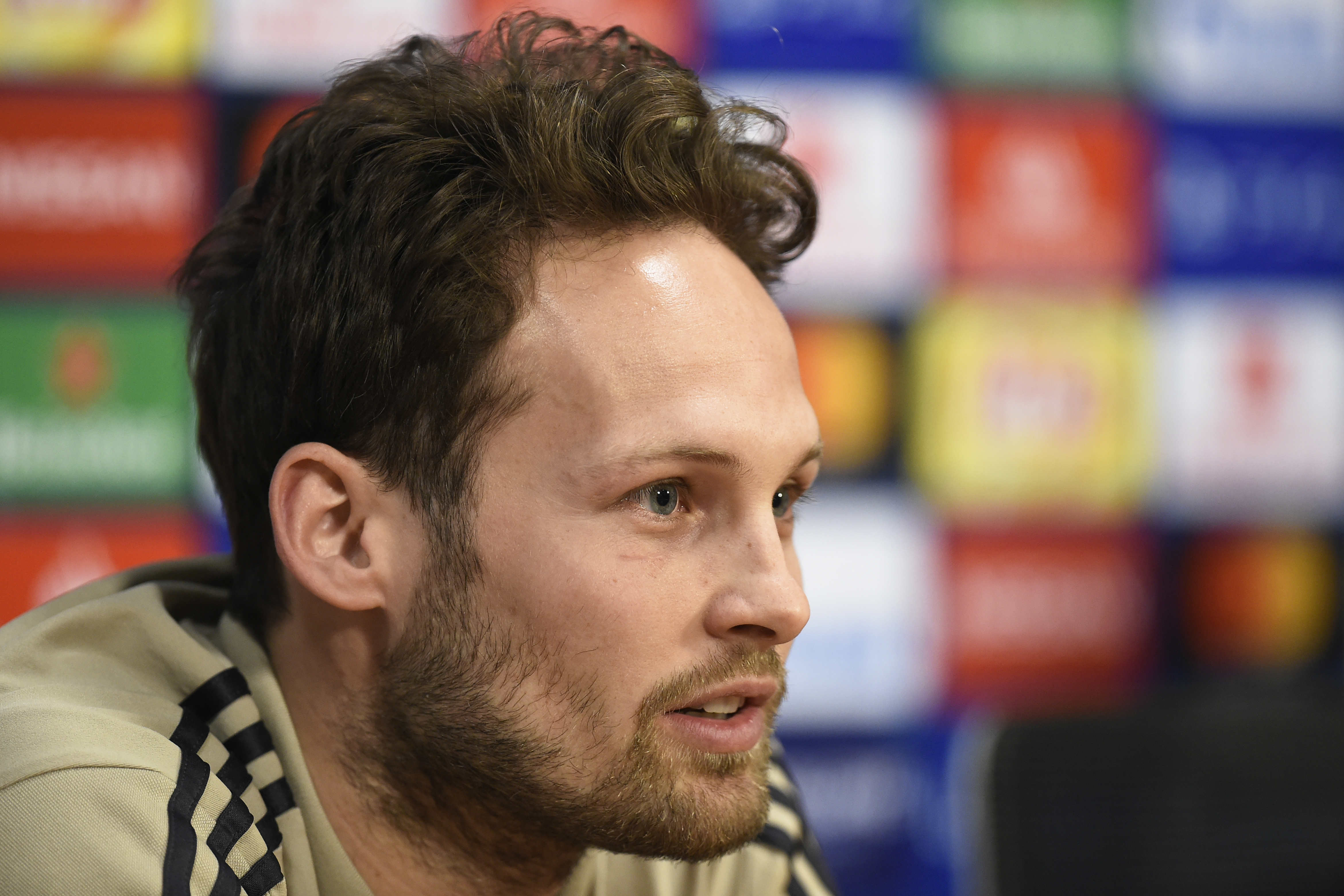 Daley Blind durante la conferencia de prensa previo al partido de vuelta de las semifinales entre el Ajax y el Tottenham. (Foto Prensa Libre: AFP)