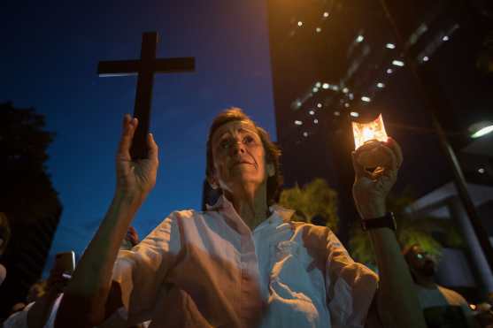 Cientos de personas participan en una vigilia en homenaje a los caídos en las manifestaciones del 30 de abril y 1 de mayo en Caracas (Venezuela). Foto Prensa Libre: EFE 