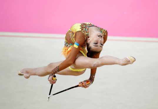 La gimnasta ucraniana Yeva Meleschvk, durante los 'FIG World Challenge Cup Rhythmic Gimnastics', campeonatos del mundo de gimnasia rítmica disputados en el Palacio Multiusos Guadalajara, en Guadalajara, España. Foto Prensa Libre: EFE 