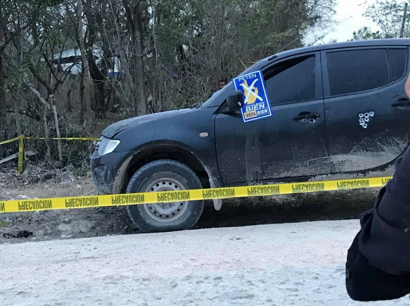 El vehículo donde viajaban las víctimas quedó a la orilla del camino con varios balazos visibles. (Foto Prensa Libre: Tomada de redes sociales)