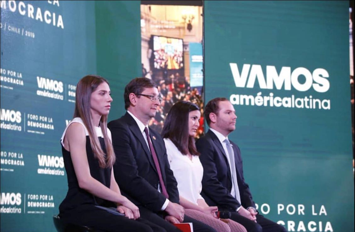 El presidente del Congreso Álvaro Arzú Escobar participó en el Foro por la Democracia en Santiago de Chile en marzo pasado. (Foto Prensa Libre: Twitter Álvaro Arzú)