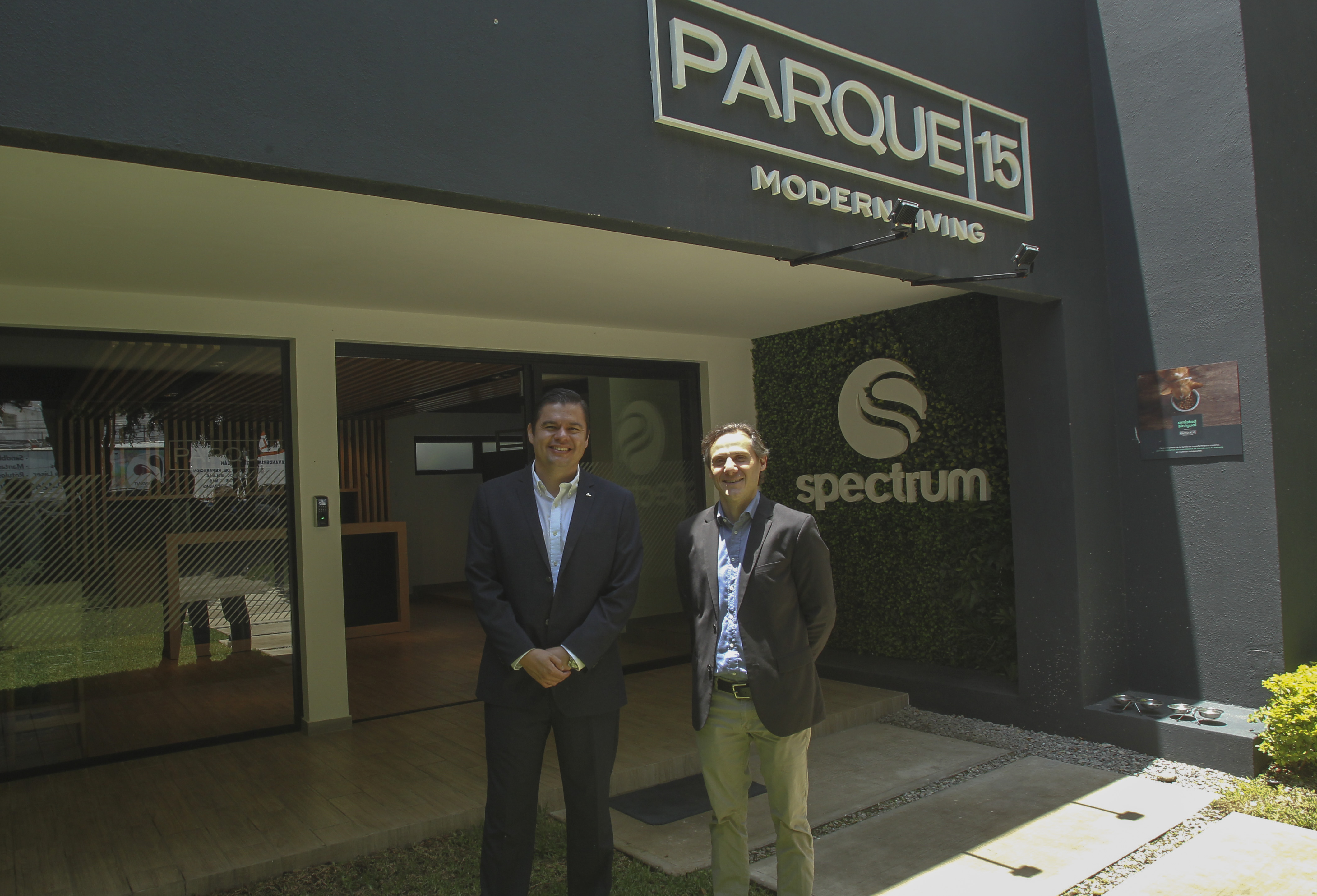 Jorge Valdéz, gerente de comercialización regional de vivienda, y Carlos Cassera, gerente de desarrollo de Spectrum, presentaron el nuevo proyecto. (Foto Prensa Libre: Norvin Mendoza)