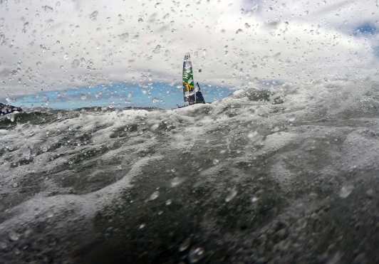 El equipo australiano SailGP compite con su catamarán F50 durante las carreras SailGP en la Bahía de San Francisco en San Francisco, California, Estados Unidos. Foto Prensa Libre: AFP 