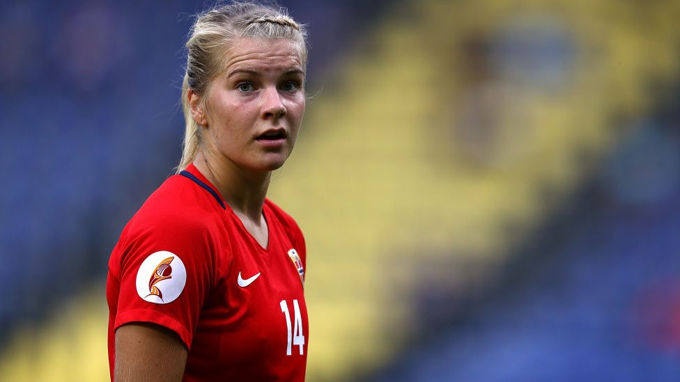 La última participación de Hegerberg con Noruega fue en la Eurocopa femenina de 2017, donde la selección nórdica fue eliminada en primera ronda al perder los tres partidos y sin anotar un gol.