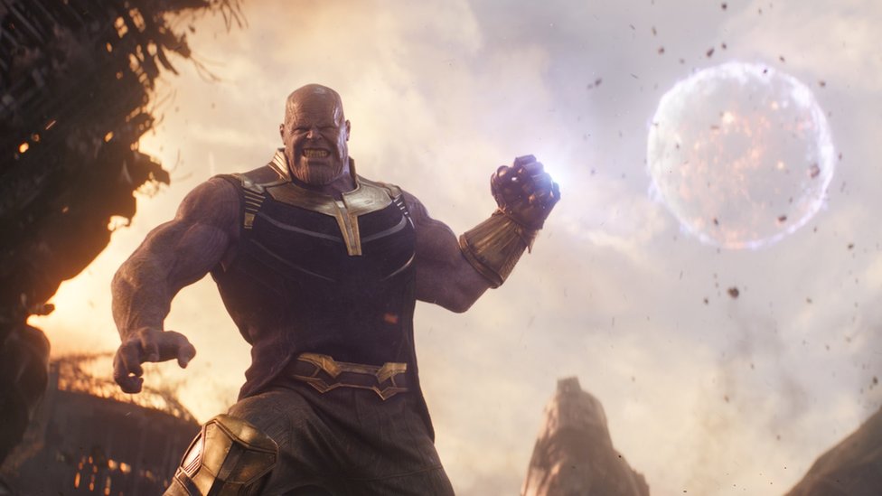 El villano Thanos elimina a la mitad de la población del universo en la película Avengers.