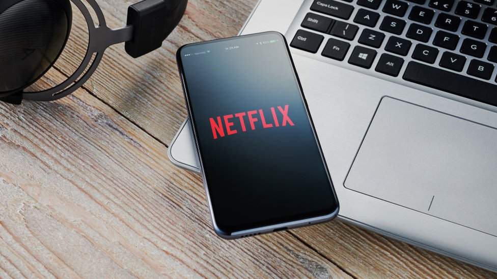 Millones de personas siguen las series y películas de Netflix.