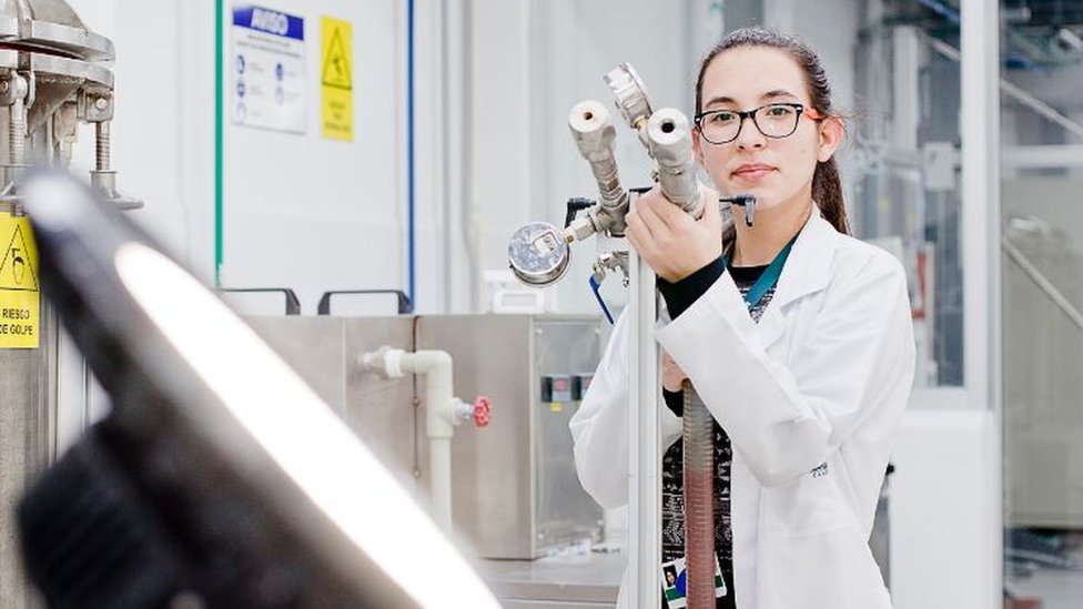 Costa Rica pasó de la fabricación de microchips hacia la exportación de tecnología avanzada y servicios. (Foto Prensa Libre: BBC)