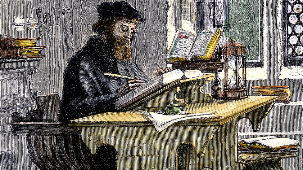 No parece una ocupación muy peligrosa. Lo que John Wycliffe está haciendo es sólo traducir la Biblia del latín al inglés... GETTY IMAGES