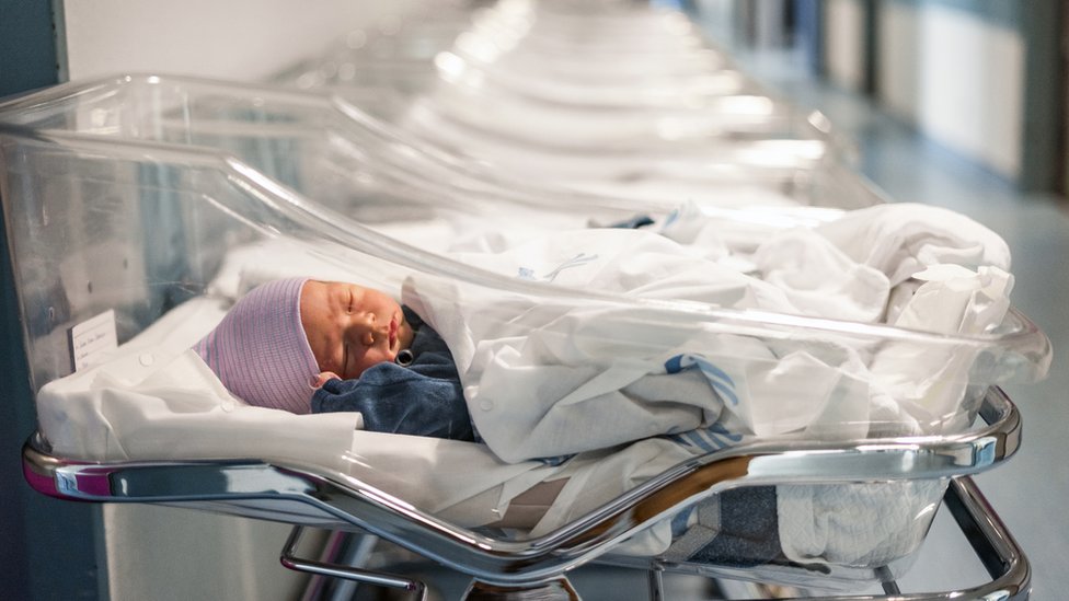 Dar a luz a un bebé humano, que tiene un cerebro grande y muy desarrollado, es arriesgado tanto para la madre como para el bebé. Foto: Getty Images