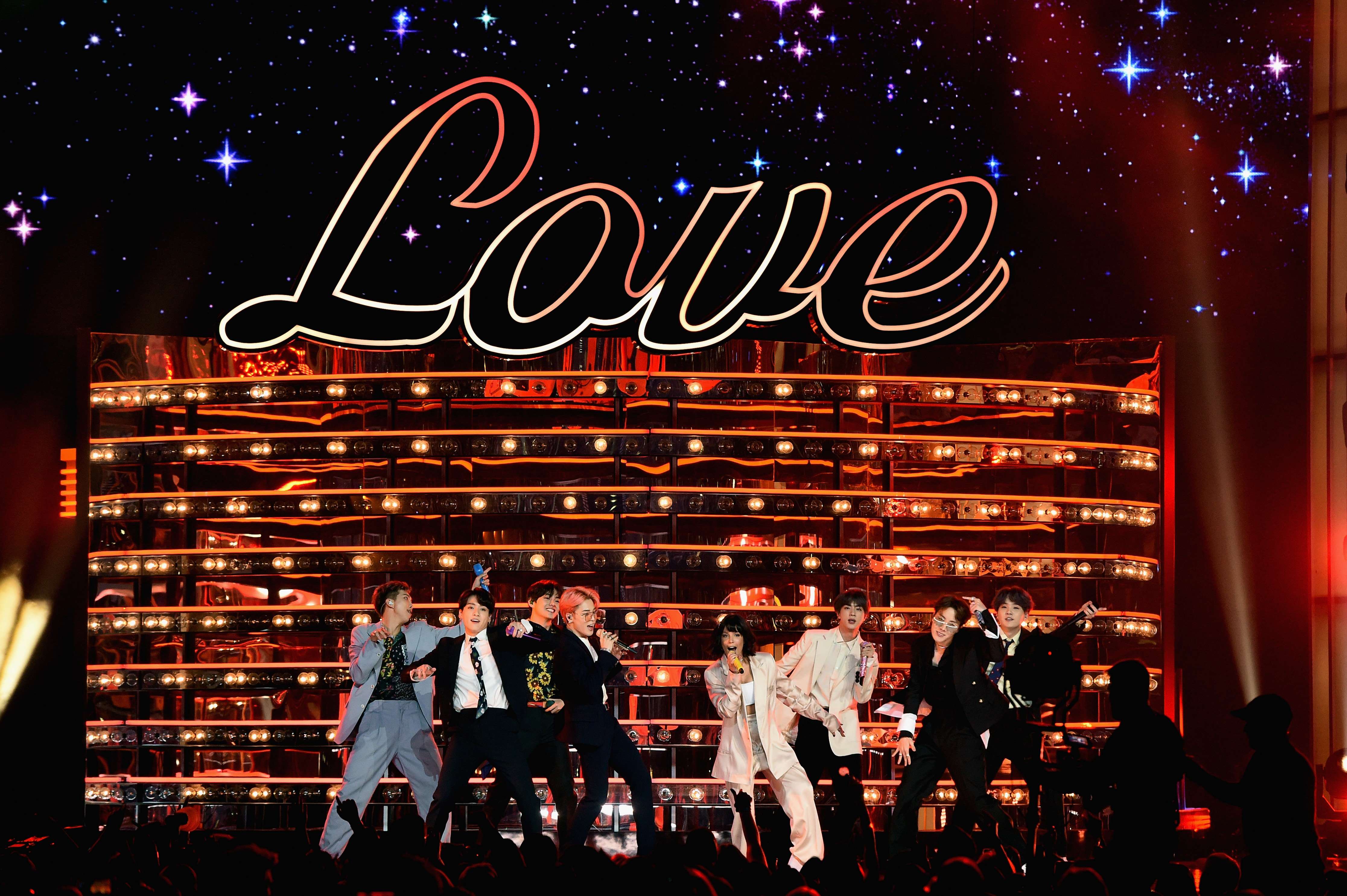 Halsey y BTS se llevaron la admiración del público en los Billboard Music Awards. (Foto Prensa Libre: AFP)