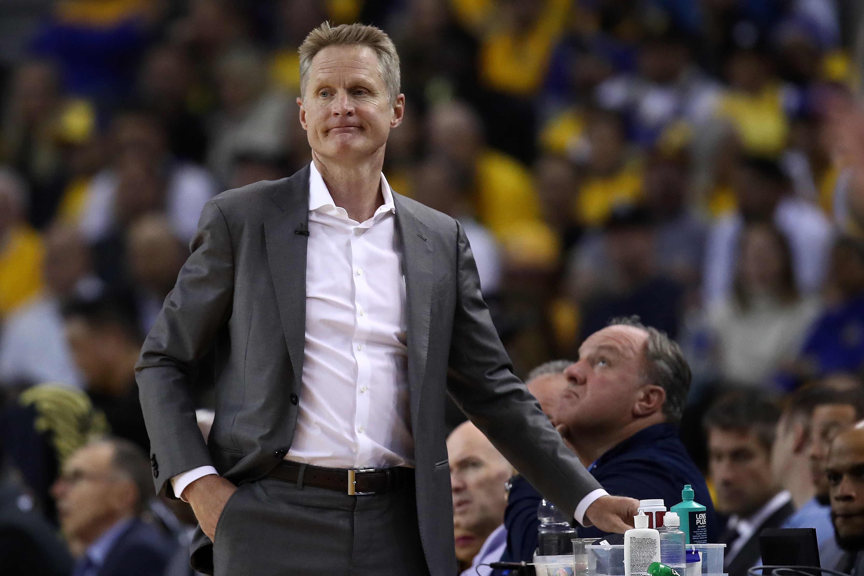 El entrenador Steve Kerr de los Warriors trabaja para las finales de la NBA. (Foto Prensa Libre: AFP)