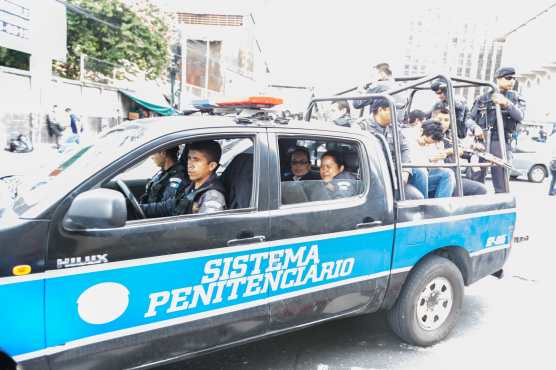 Junto a otras reclusas, la ex mandataria es trasladada a la Torre de Tribunales para una audiencia del caso La Línea. Foto Prensa Libre 