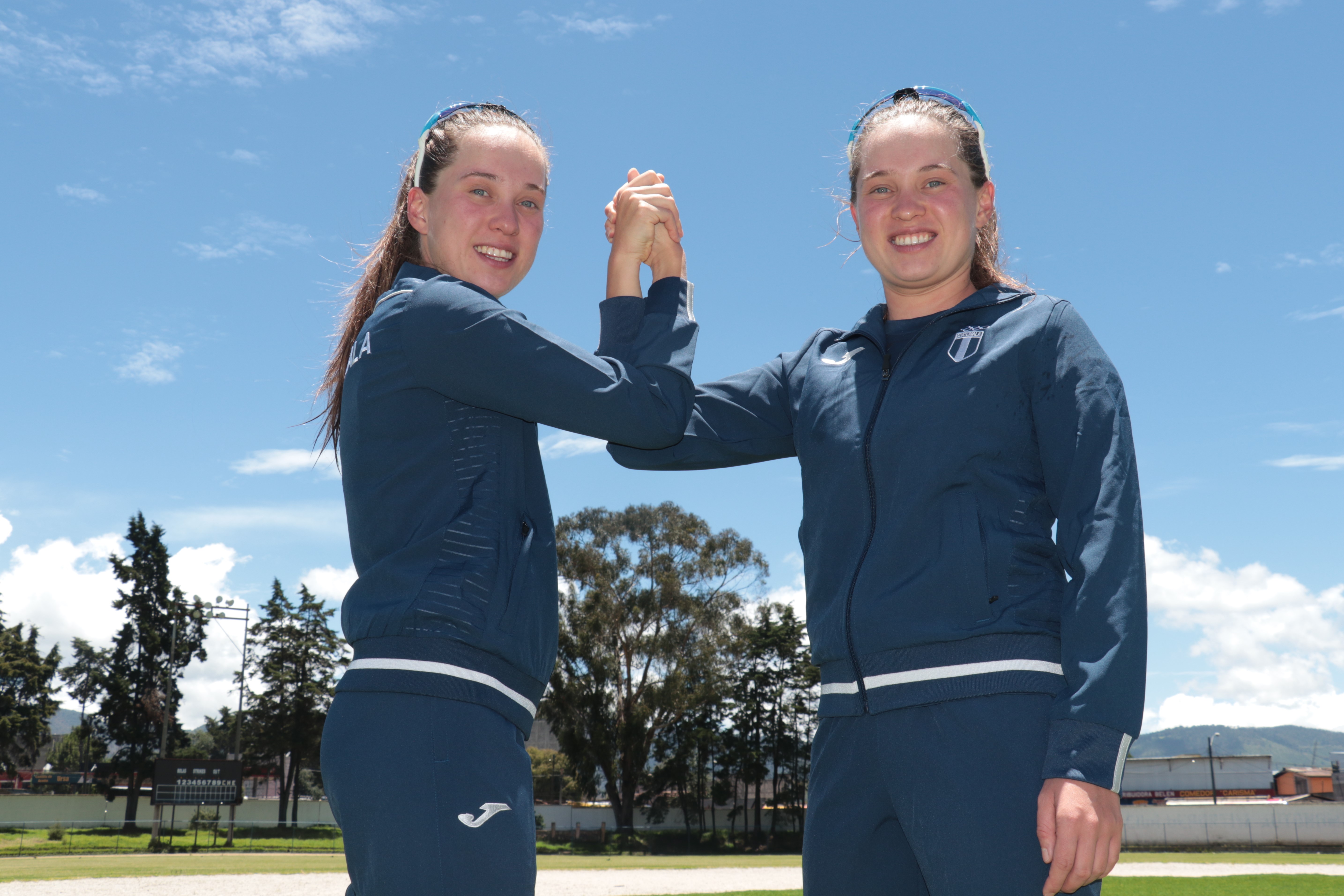 Daniela y Bárbara llevan ocho años dedicadas al triatlón de alto rendimiento con resultados positivos. (Foto Prensa Libre: Raúl Juárez)