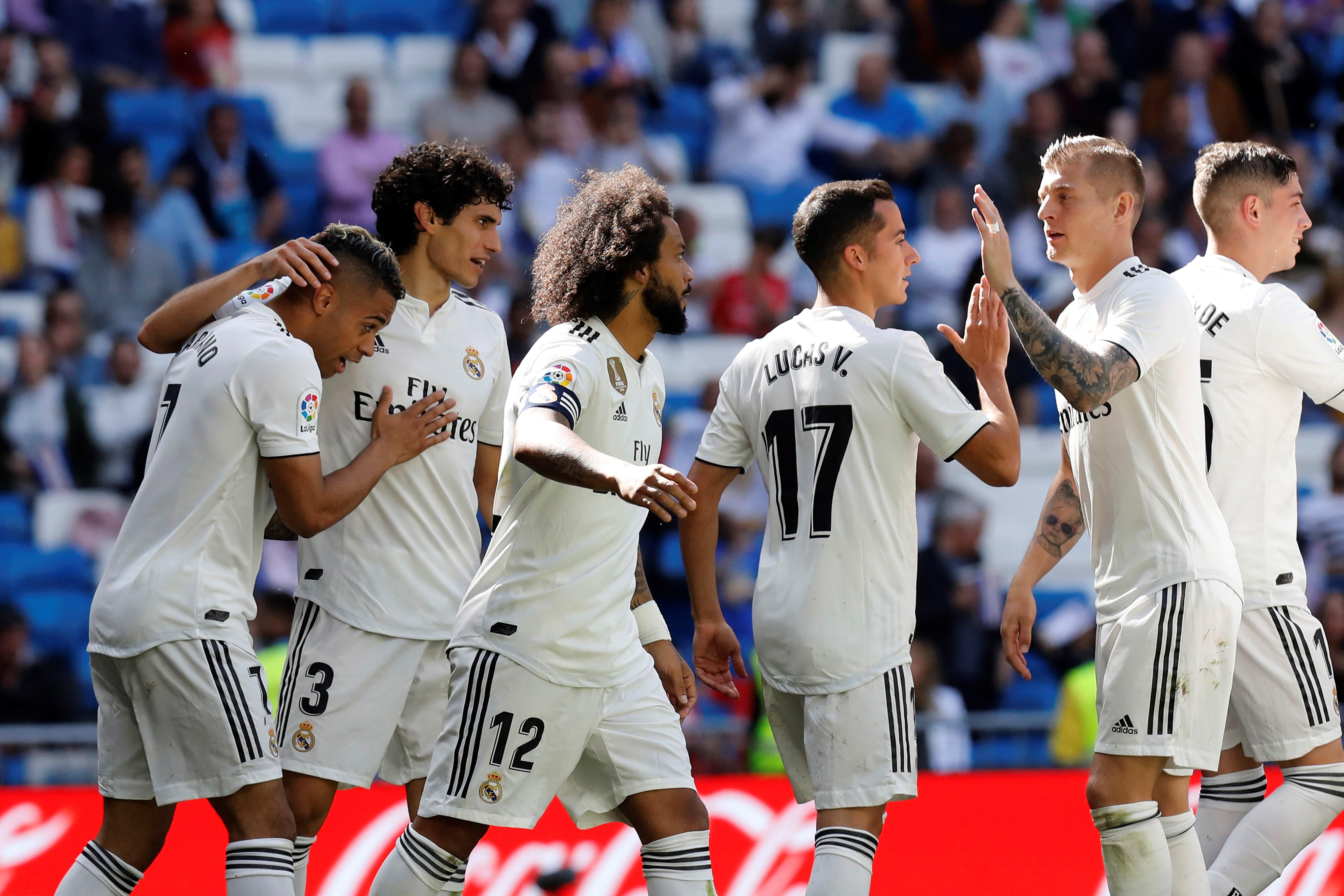 El delantero del Real Madrid Mariano Díaz (i) celebra su gol ante el Villarreal durante el partido de La Liga, que se disputó este domingo en el estadio Santiago Bernabéu (Foto Prensa Libre: EFE/ Juan Carlos Hidalgo)