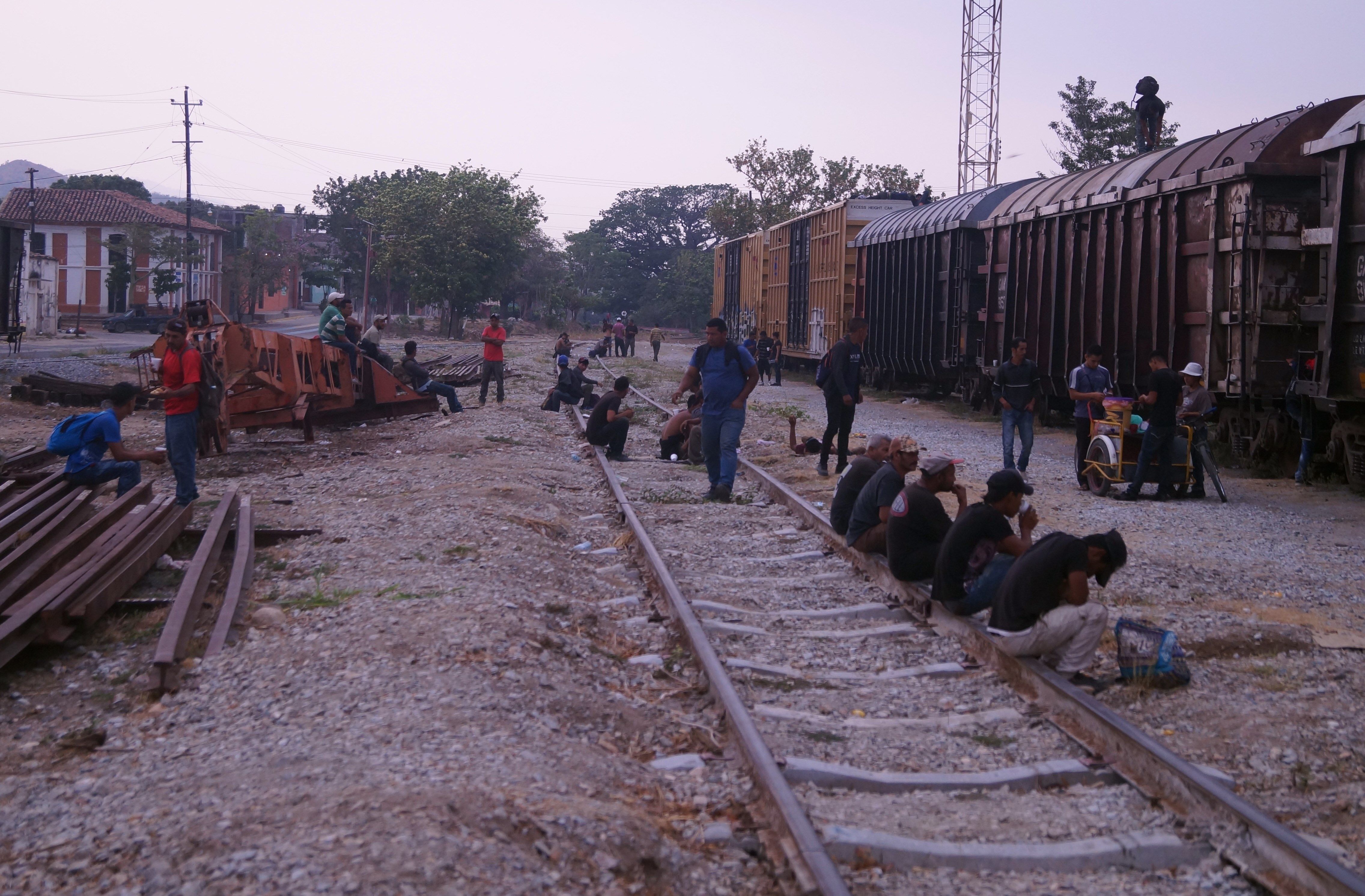 Las autoridades pretenden controlar el flujo de migrantes ilegales con pruebas de ADN. (Foto Prensa Libre: EFE)