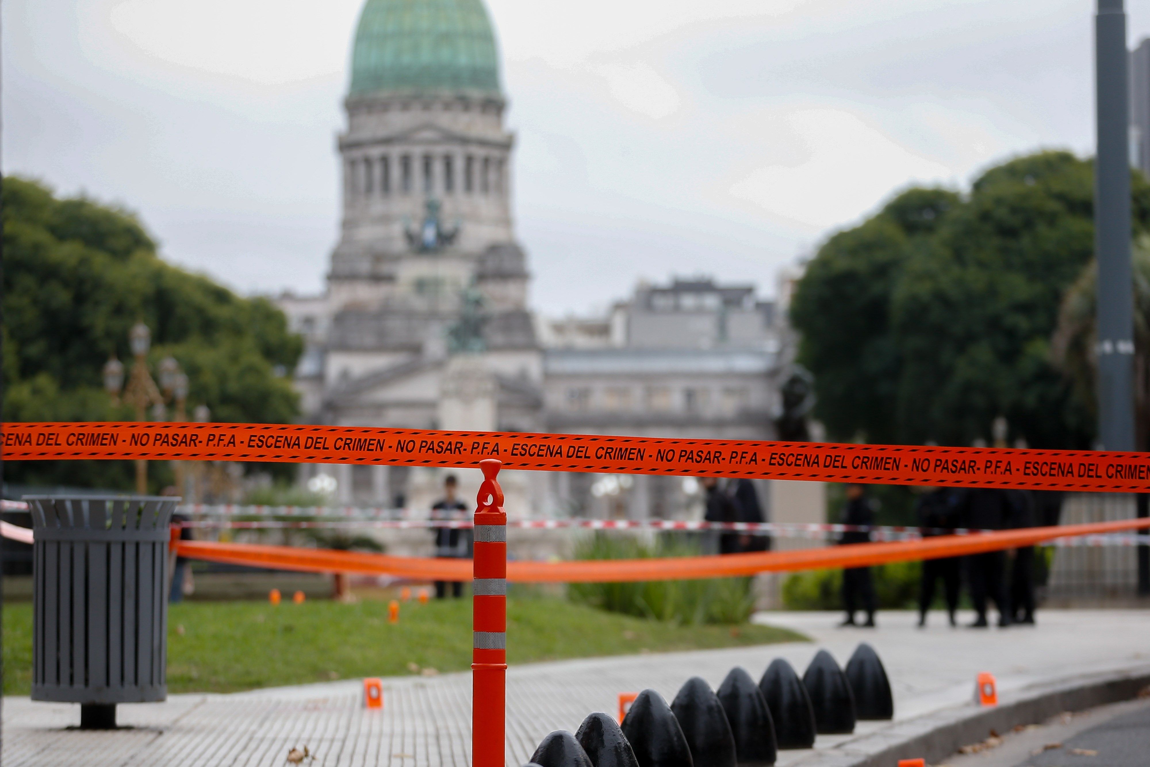 Vista de la zona acordonada cerca del Congreso de la Nación, donde fue atacado el diputado argentino Héctor Olivares. (Foto Prensa Libre: EFE)