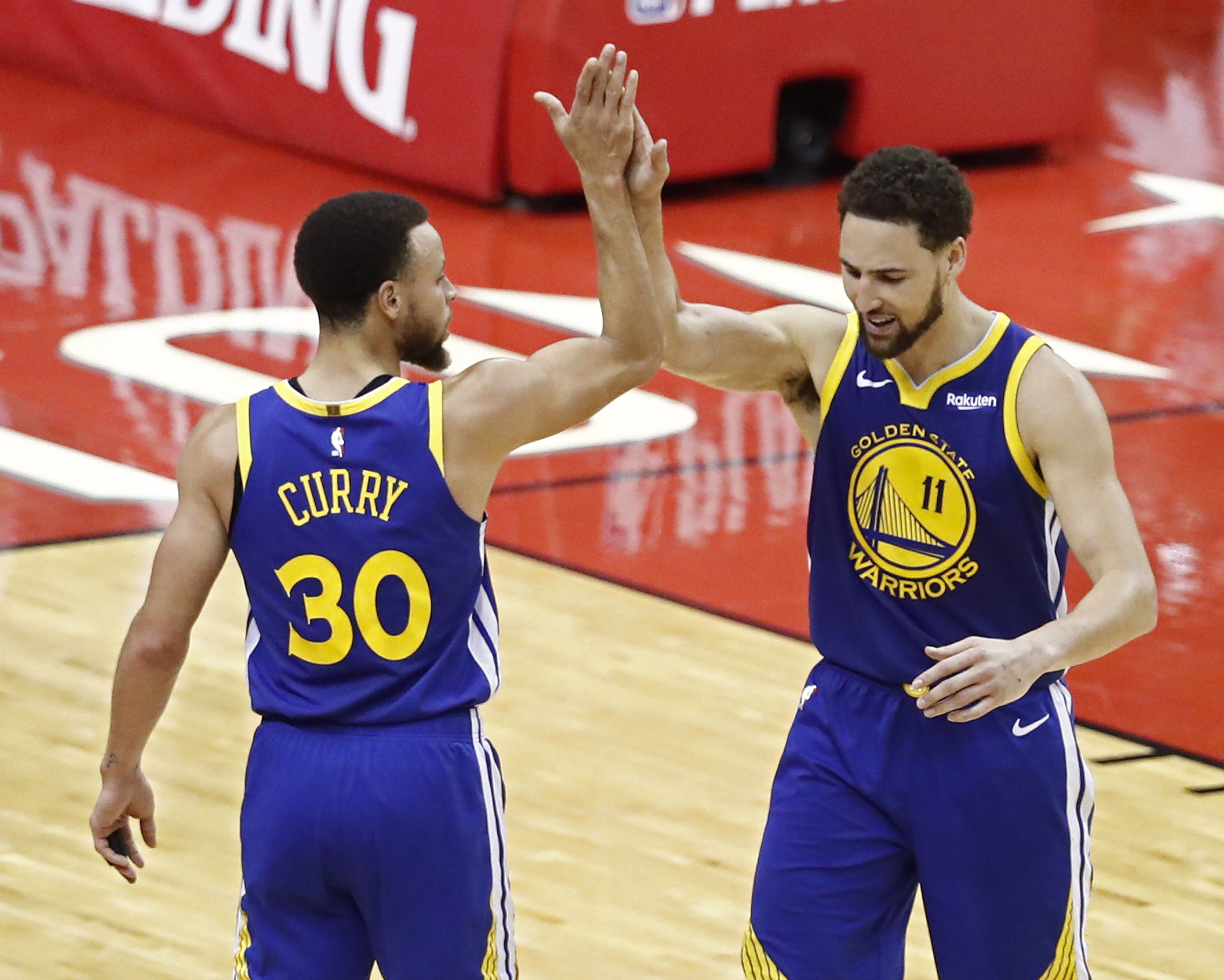 Stephen Curry celebra con Klay Thompson el pase a la final de Conferencia. (Foto Prensa Libre: EFE)