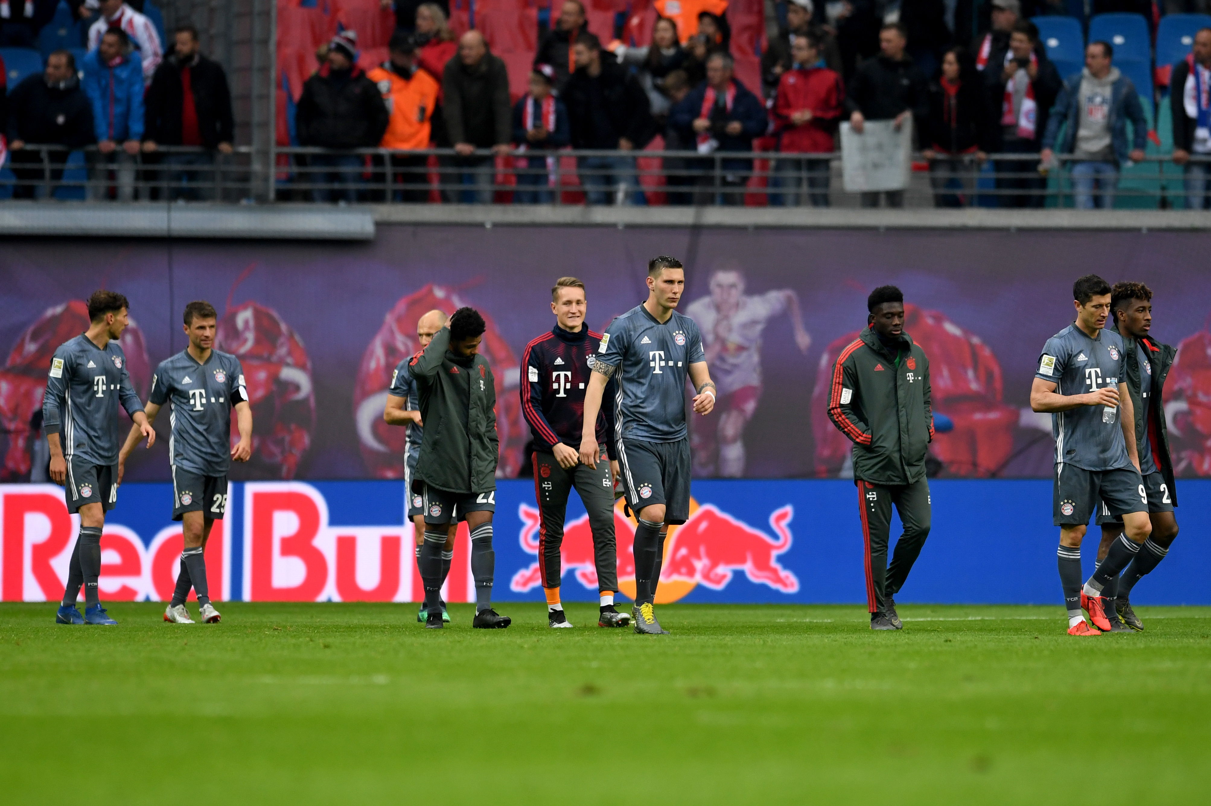 Los jugadores del Bayern Múnich se lamentan no haber ganado y deberán esperar una jornada para coronarse, si ganan. (Foto Prensa Libre: EFE)