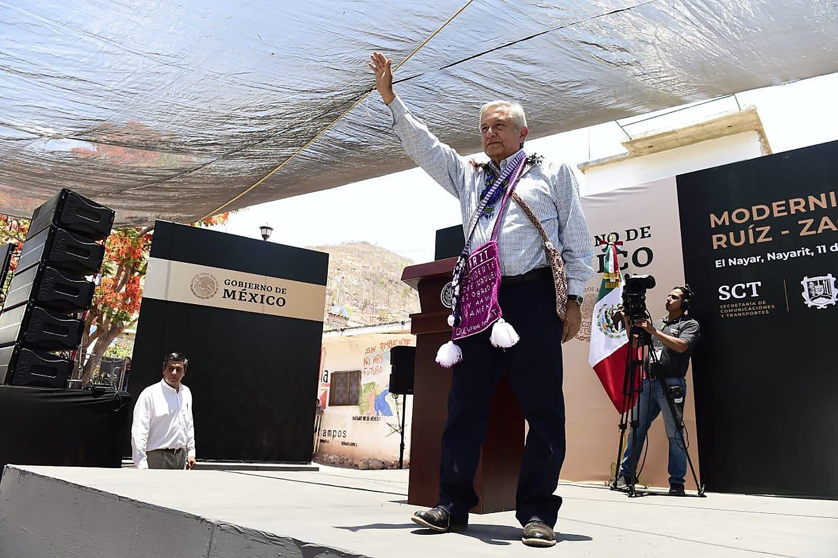 El mandatario mexicano, Andrés Manuel López Obrador, saluda a los asistentes a un acto protocolario este sábado, en el municipio de Tepic, estado de Nayarit (México). (Foto Prensa Libre: EFE)