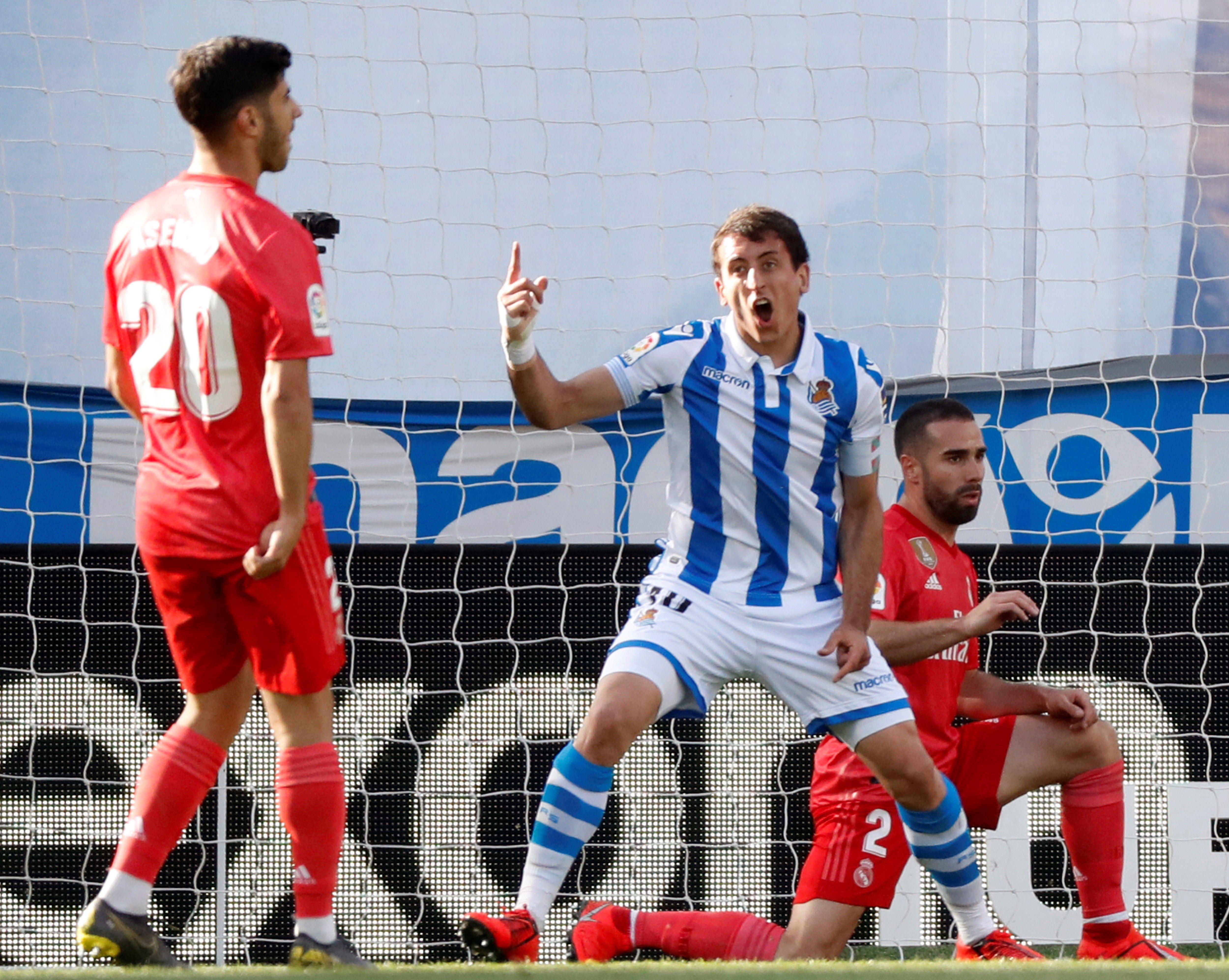 El jugador de la Real Sociedad Mikel Oyarzabal (c) celebra el primer gol de su equipo frente al Real Madrid, durante el partido correspondiente a la trigésimo séptima jornada de La Liga Santander de España, disputado en el estadio Municipal de Anoeta, en San Sebastián (Foto Prensa Libre: EFE)