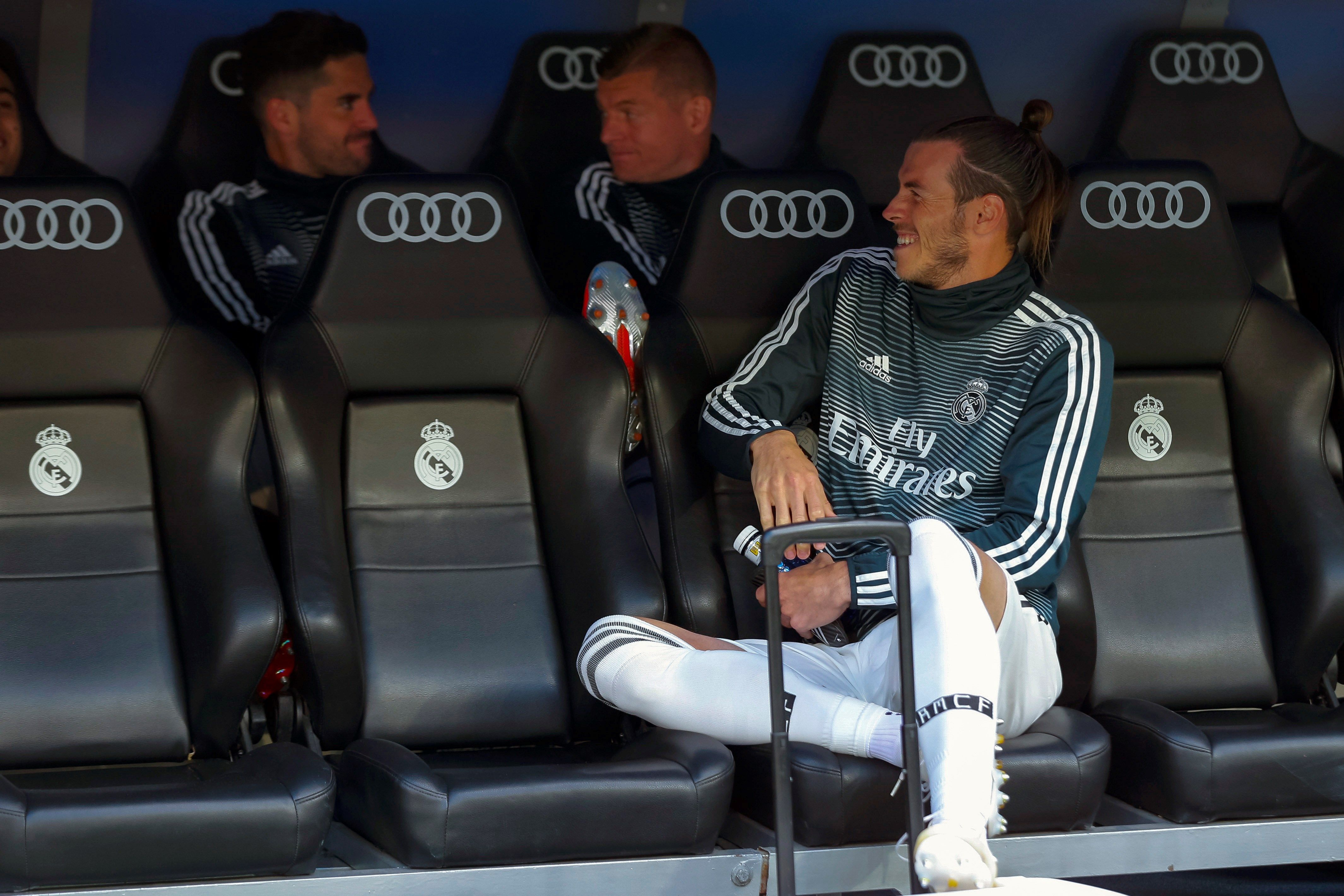 El centrocampista galés del Real Madrid Gareth Bale en el banquillo durante el partido ante el Betis. (Foto Prensa Libre: EFE)