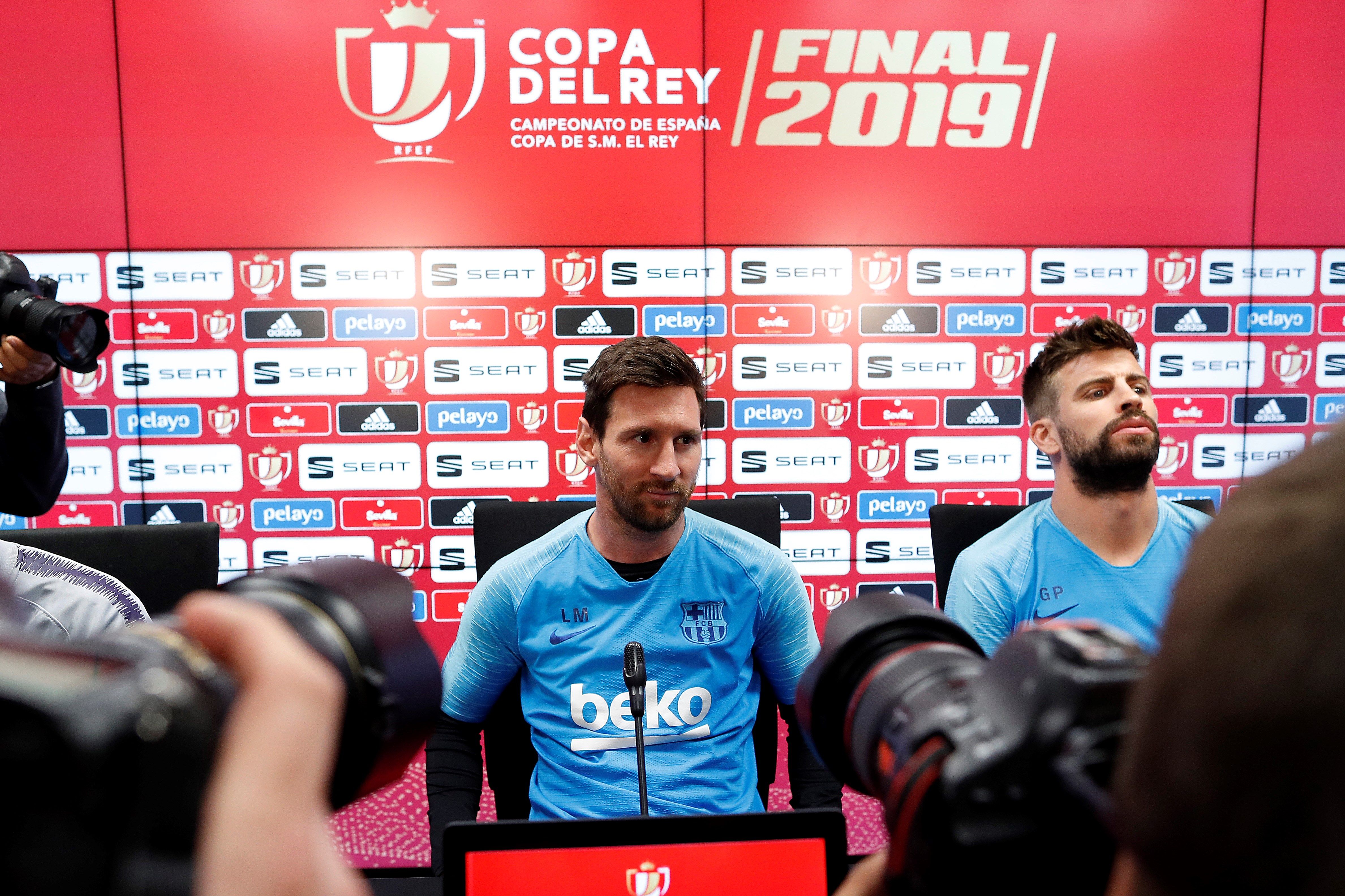 El delantero argentino del FC Barcelona, Leo Messi, y su compañero el central Gerad Piqué (d), durante la rueda de prensa que han ofrecido esta tarde en la ciudad deportiva Joan Gamper antes del entrenamiento que el equipo azulgrana realizará este viernes para preparar la final de la Copa del Rey que mañana disputará en Sevilla ante el Valencia CF. (Foto Prensa Libre: EFE)