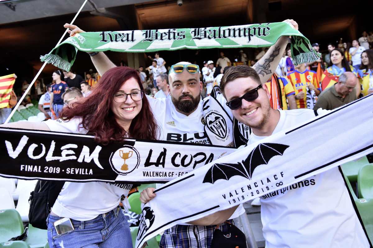 GRAFAND7520. SEVILLA, 25/05/2019.- Aficionados del Valencia FC muestran bufandas de su equipo en las gradas del Estadio Benito Villamarín de Sevilla donde esta noche se disputará la final de la Copa del Rey entre el FC Barcelona y el Valencia CF.EFE/ Raúl Caro