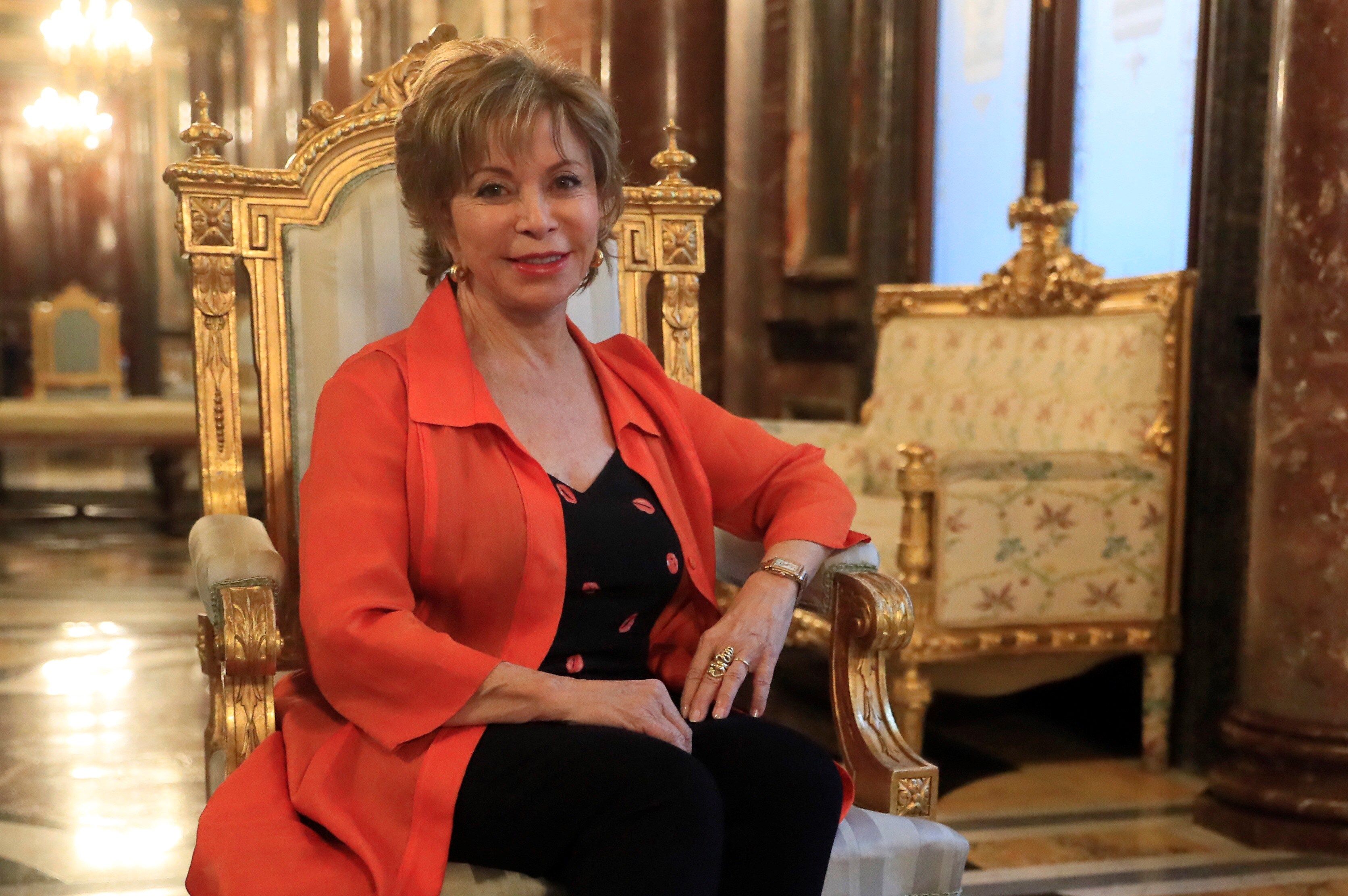 El feminismo es la revolución "más importante", dice Isabel Allende en la FIL
