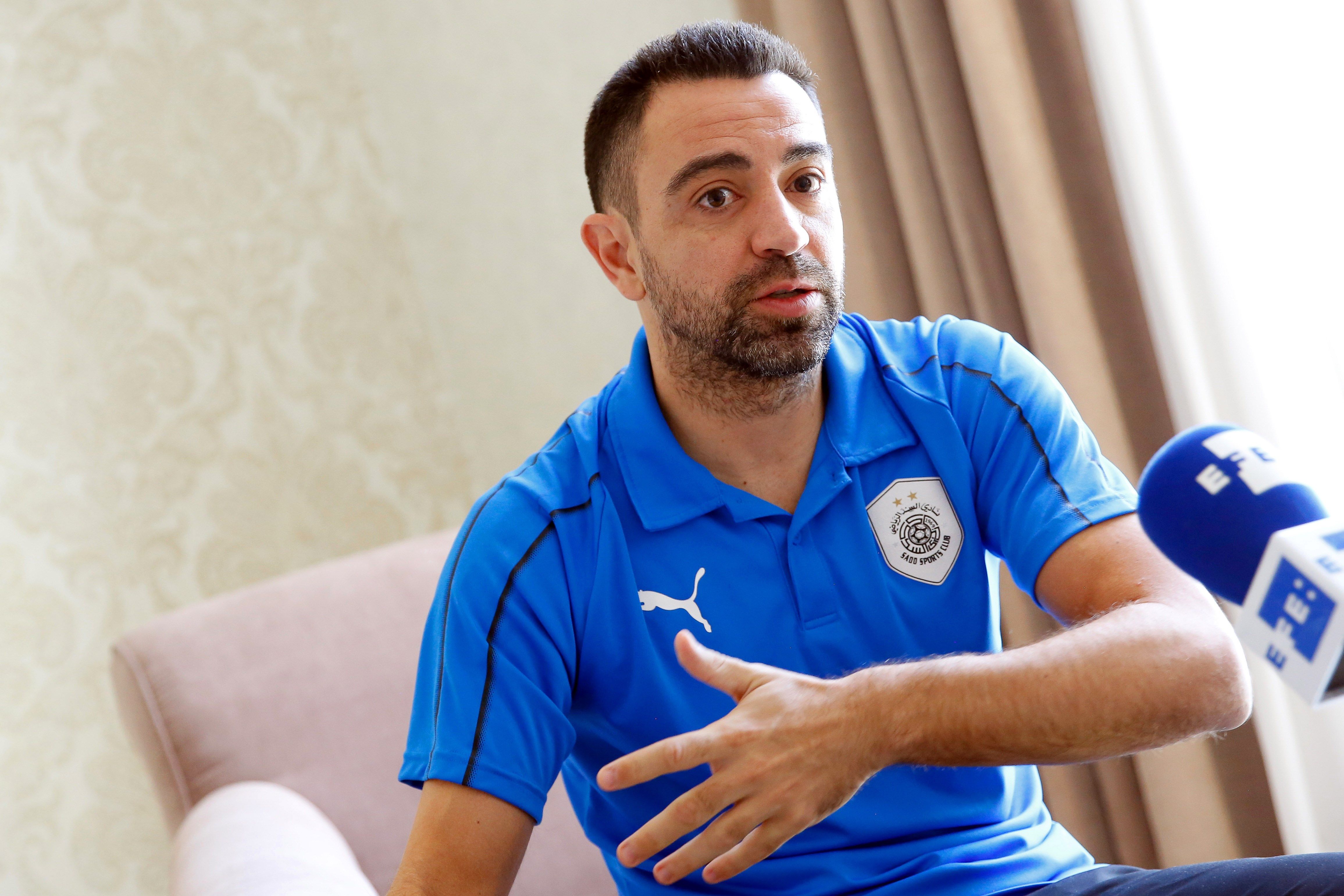 Imagen de archivo realizada el 28 de mayo de 2019 que muestra a Xavi Hernández, exjugador de fútbol del FC Barcelona y del Al Sadd Sc, mientras ofrece una entrevista. (Foto Prensa Libre: EFE)