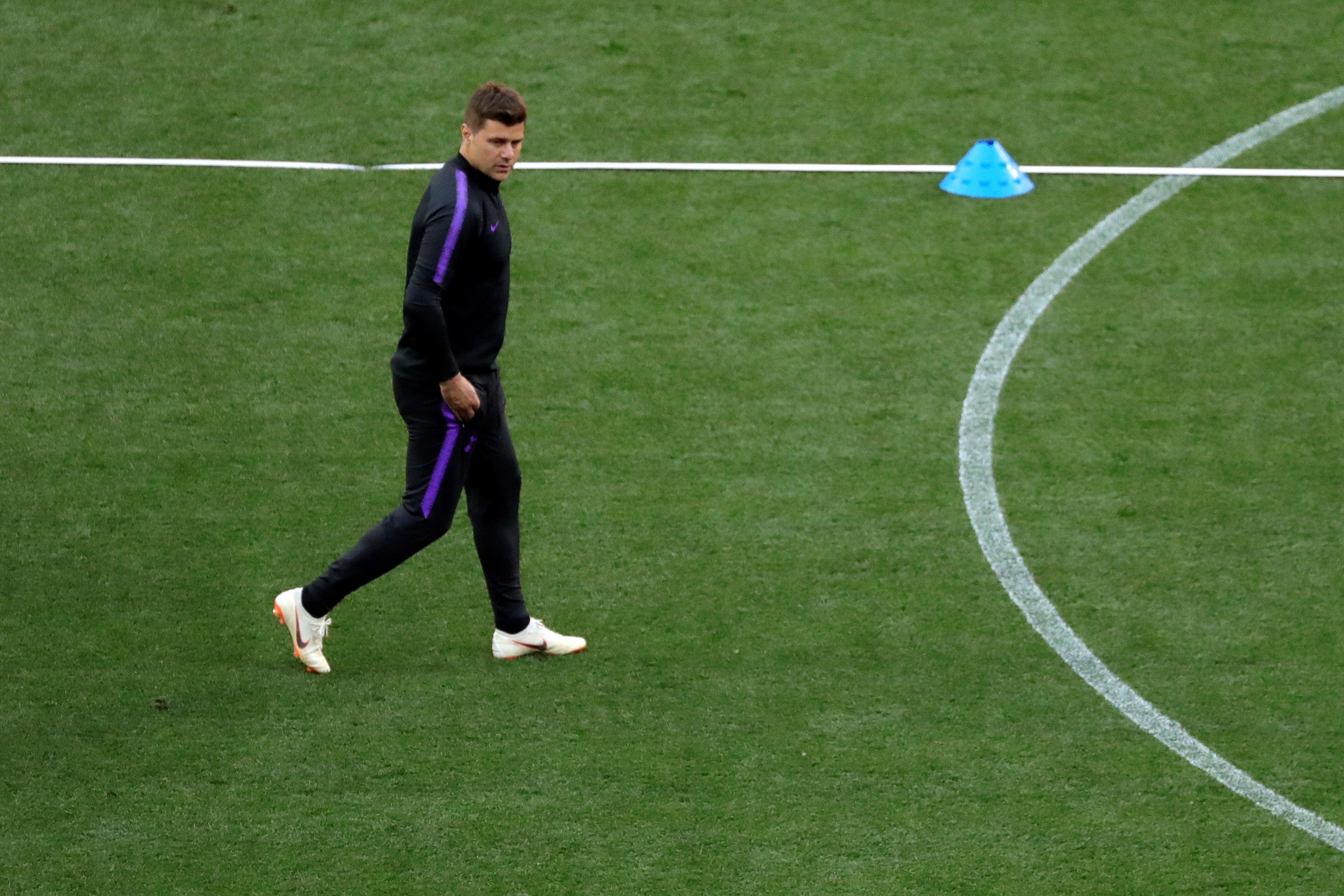 El entrenador del Tottenham, el argentino Mauricio Pochettino, durante el entrenamiento de su equipo en el Wanda Metropolitano. (Foto Prensa Libre: EFE)