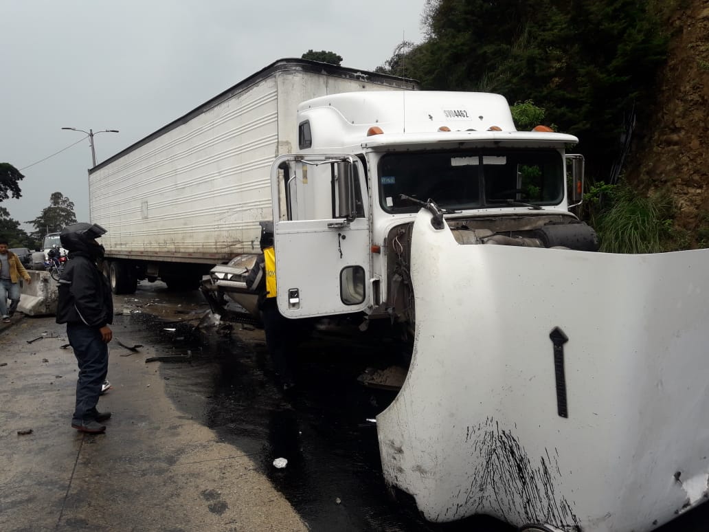 El piloto del tráiler huyó del lugar luego del accidente. (Foto Prensa Libre: PMT de Santa Catarina Pinula)