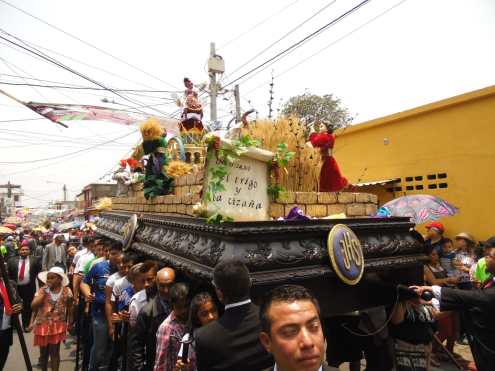 Las andas procesionales son llevadas por 26 personas por turno. Foto Prensa Libre: Néstor Galicia