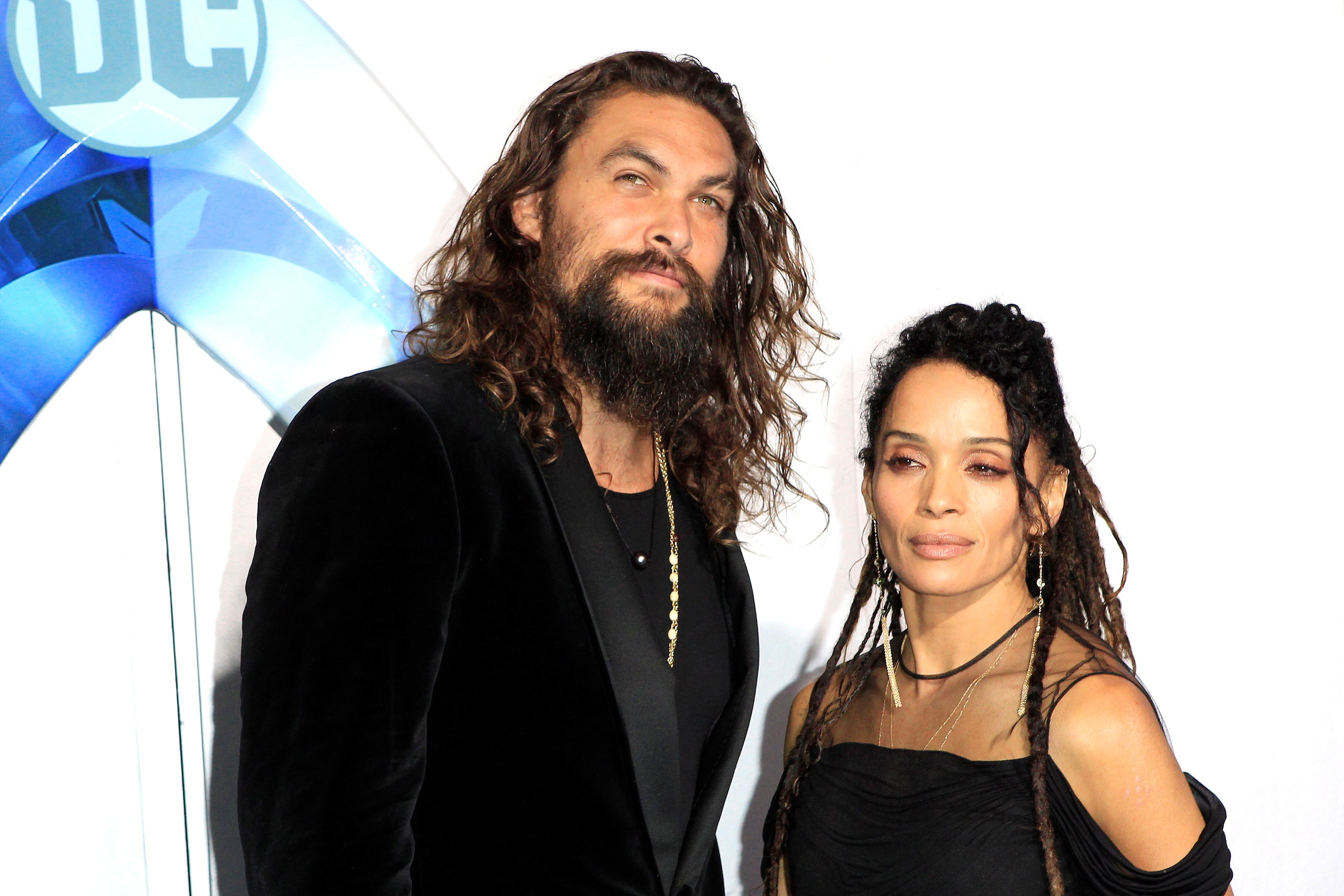 El actor estadounidense Jason Momoa y su esposa, la actriz estadounidense Lisa Bonet, posan durante la presentación de la película "Aquaman" en el Teatro Chino de Grauman, en Hollywood. (Foto Prensa Libre: EFE)