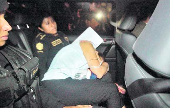 Baldetti fue trasladada en un vehículo blindado a Matamoros en la zona 1 de Guatemala. Foto Prensa Libre