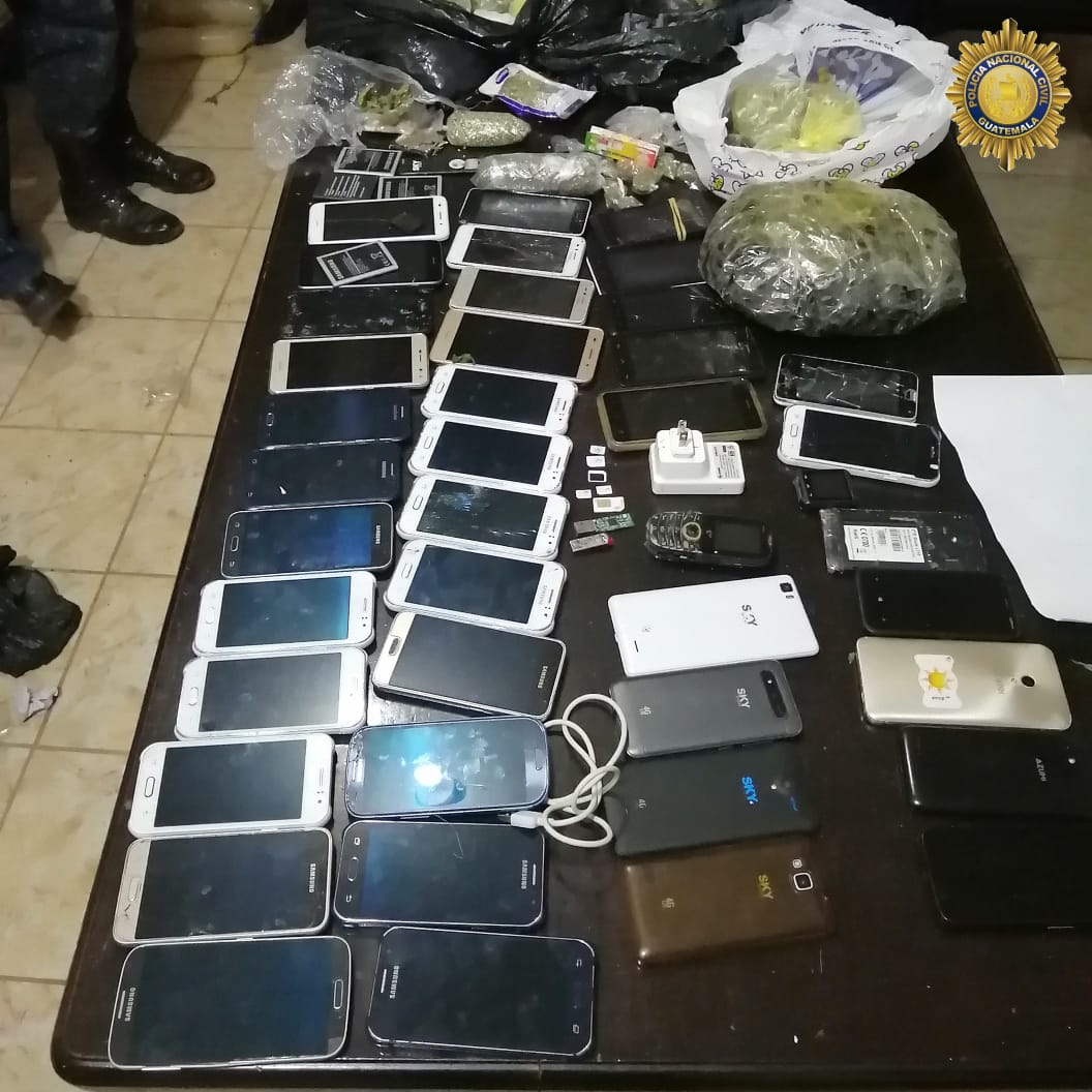 Los teléfonos móviles localizados en la cárcel Pavón después del motín. (Foto Prensa Libre: PNC)