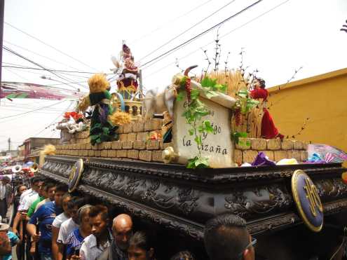 La mitad del cortejo es llevado en hombros el niño y después pasará a una lancha. Foto Prensa Libre: Néstor Galicia
