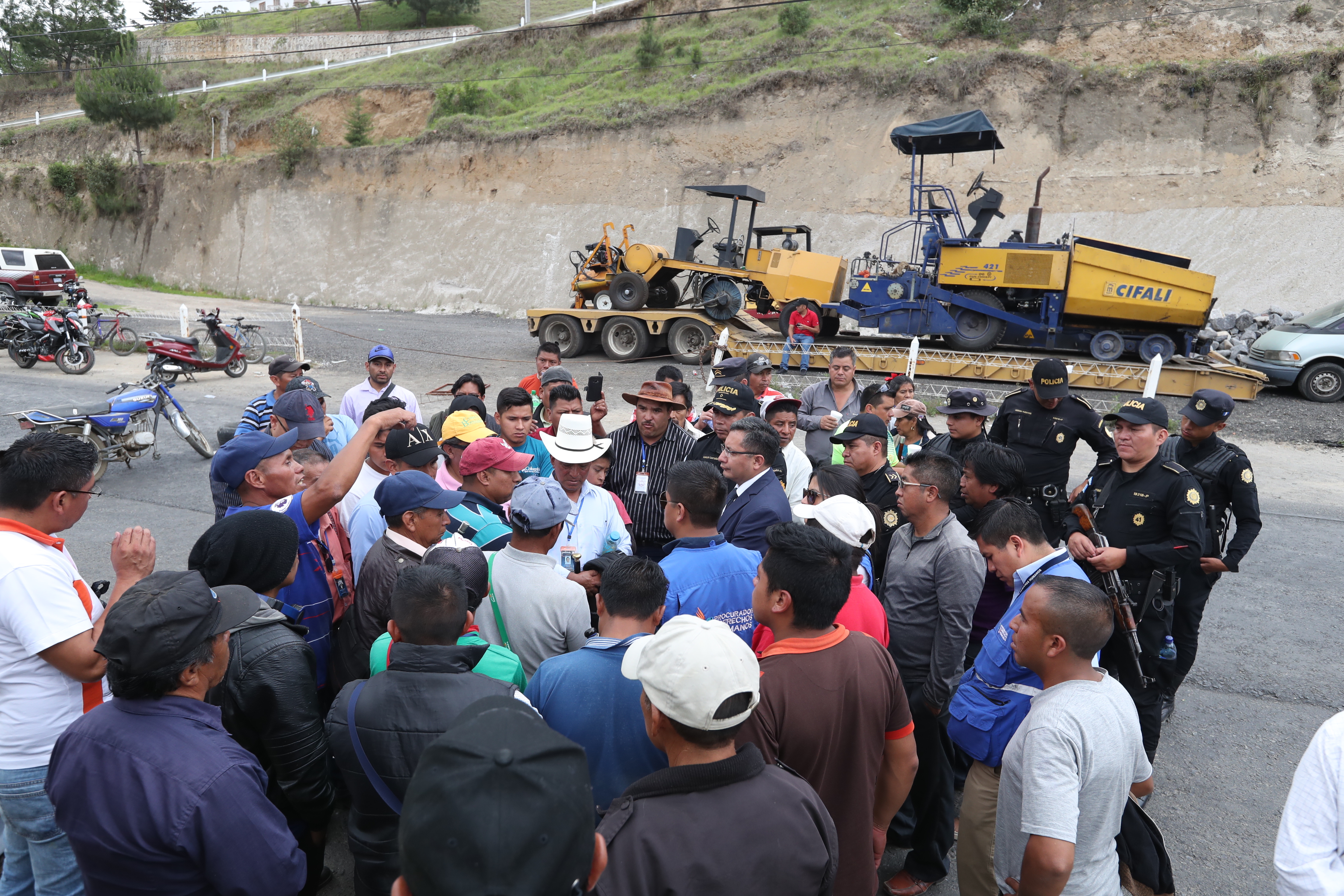 Vecinos de Cantel, Quetzaltenango, exigen que empresa a cargo de los trabajos de reparación de 12 kilómetros de carretera cumpla con el contrato que firmó con el CIV. (Foto Prensa Libre: Mynor Toc)