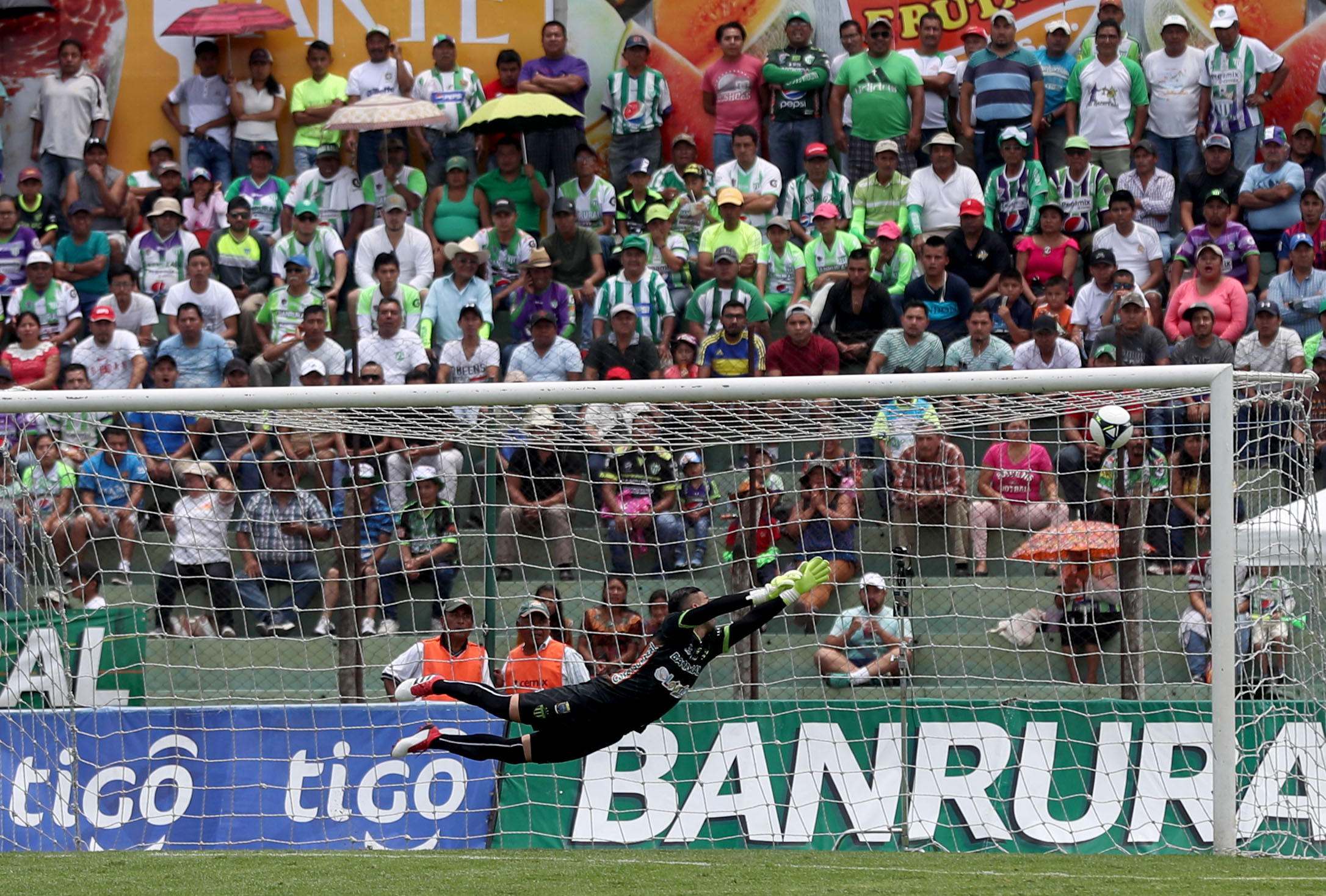 Con su tendida Adrián De Lemos adorna el gol de larga distancia de Danilo Guerra. (Foto Prensa Libre: Carlos Vicente) 