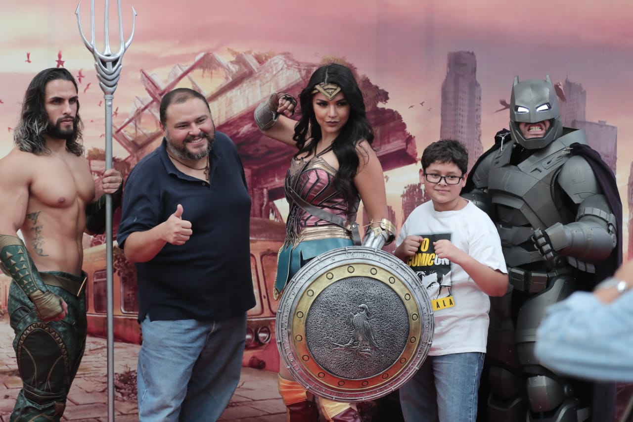 Personas de todas las edades compartieron con superhéroes en la XPO Comicon 2019, en Fórum Majadas. (Foto Prensa Libre: Juan Diego González).