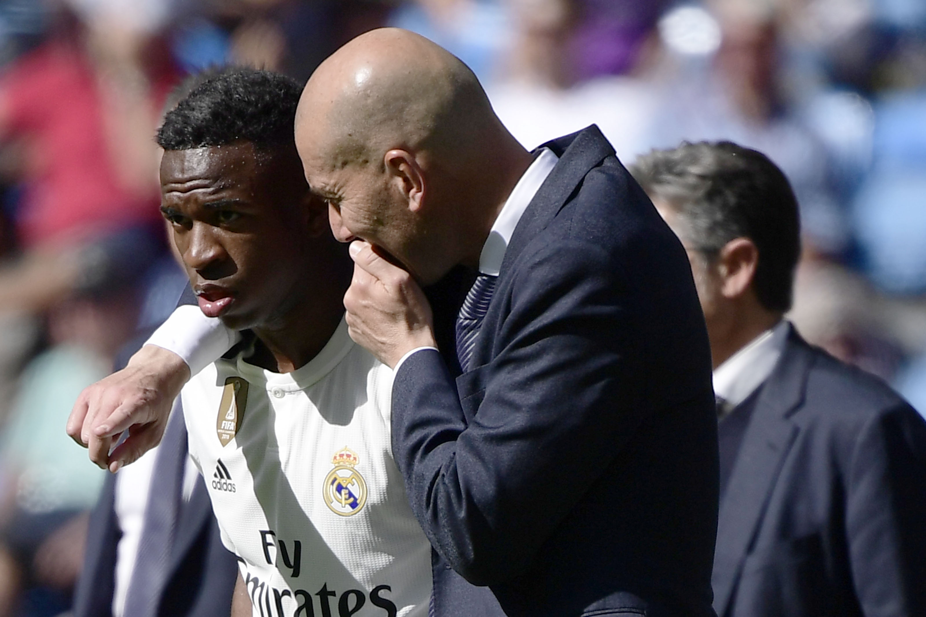 El entrenador francés Zinedine Zidane conversa con Vinicius Junior en su regreso a la cancha. (Foto Prensa Libre: AFP)