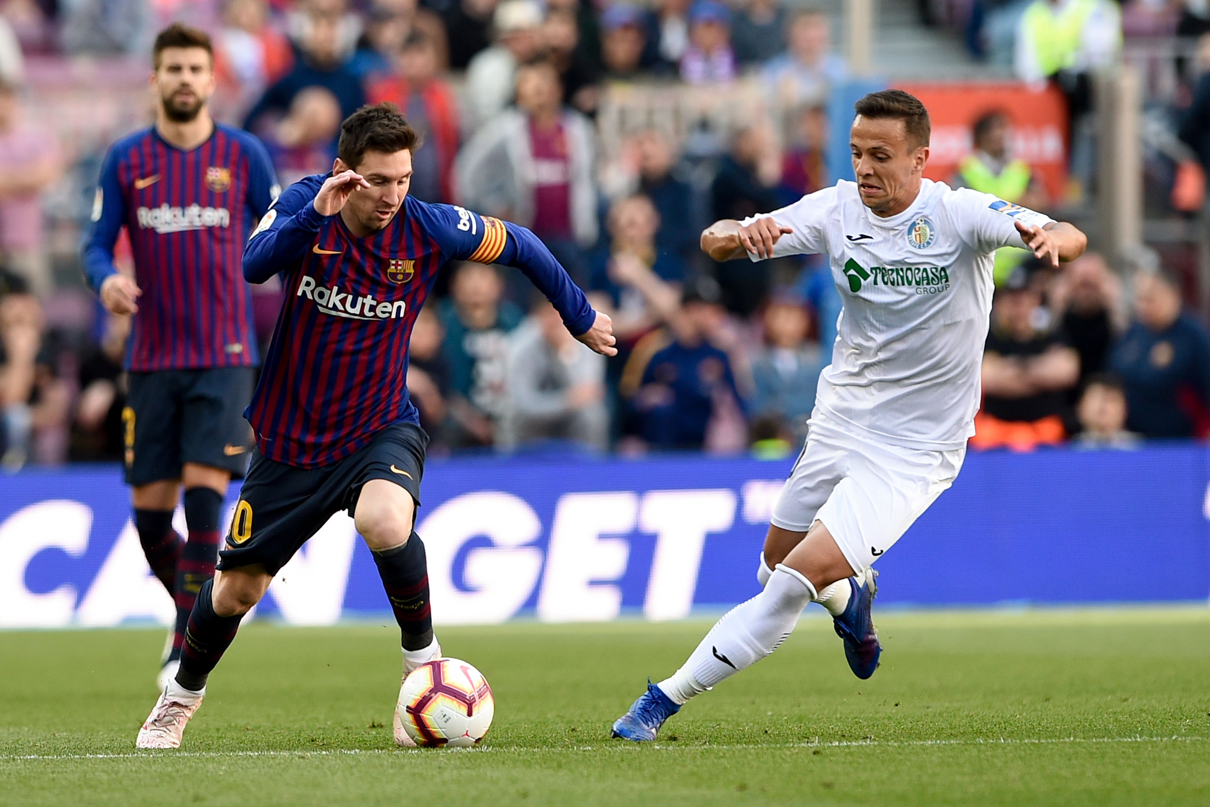 Lionel Messi conduce el balón durante el juego. (Foto Prensa Libre: AFP)