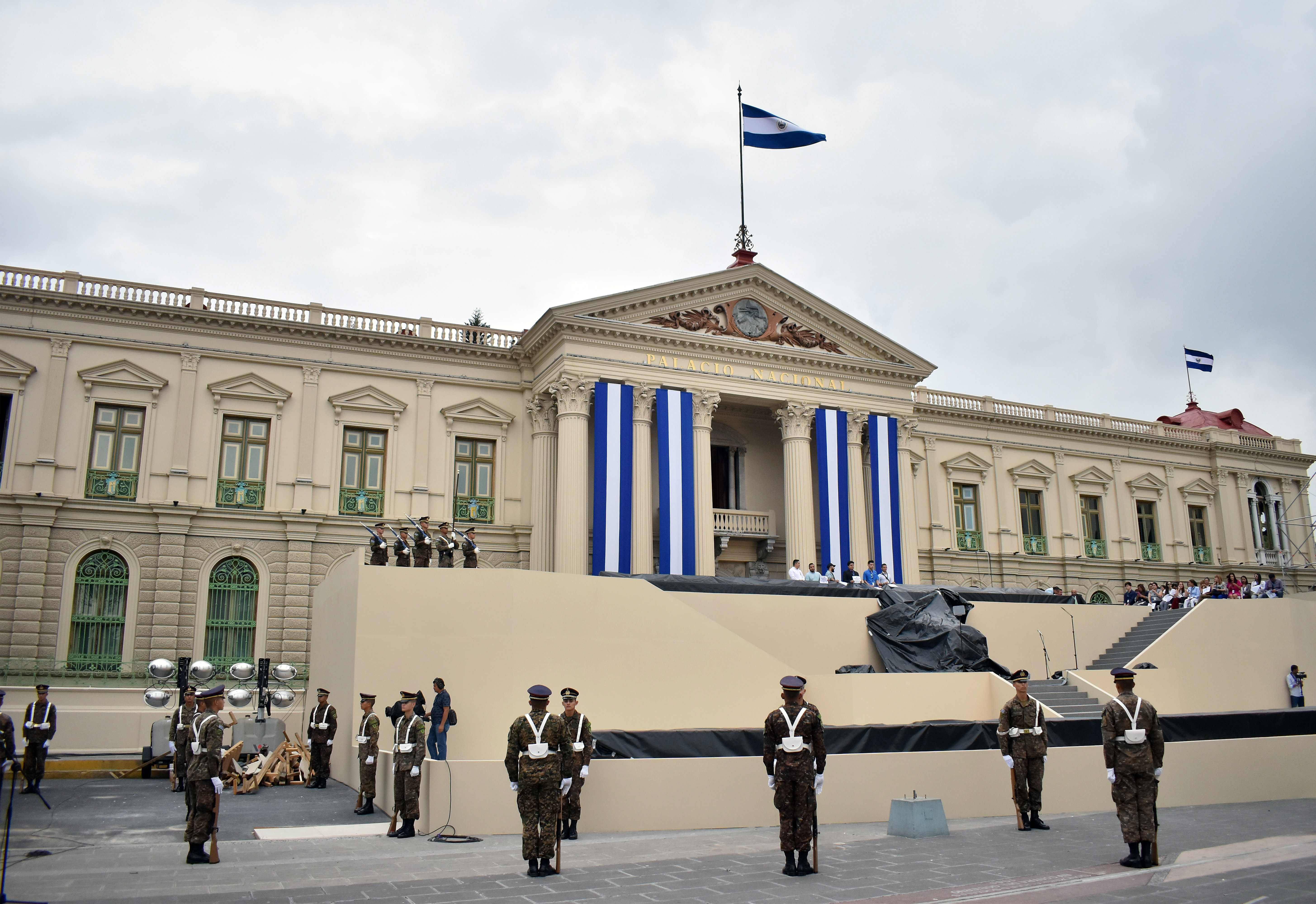 Bukele recibe la presidencia de El Salvador en la plaza Gerardo Barrios, en San Salvador. (Foto Prensa Libre: AFP)