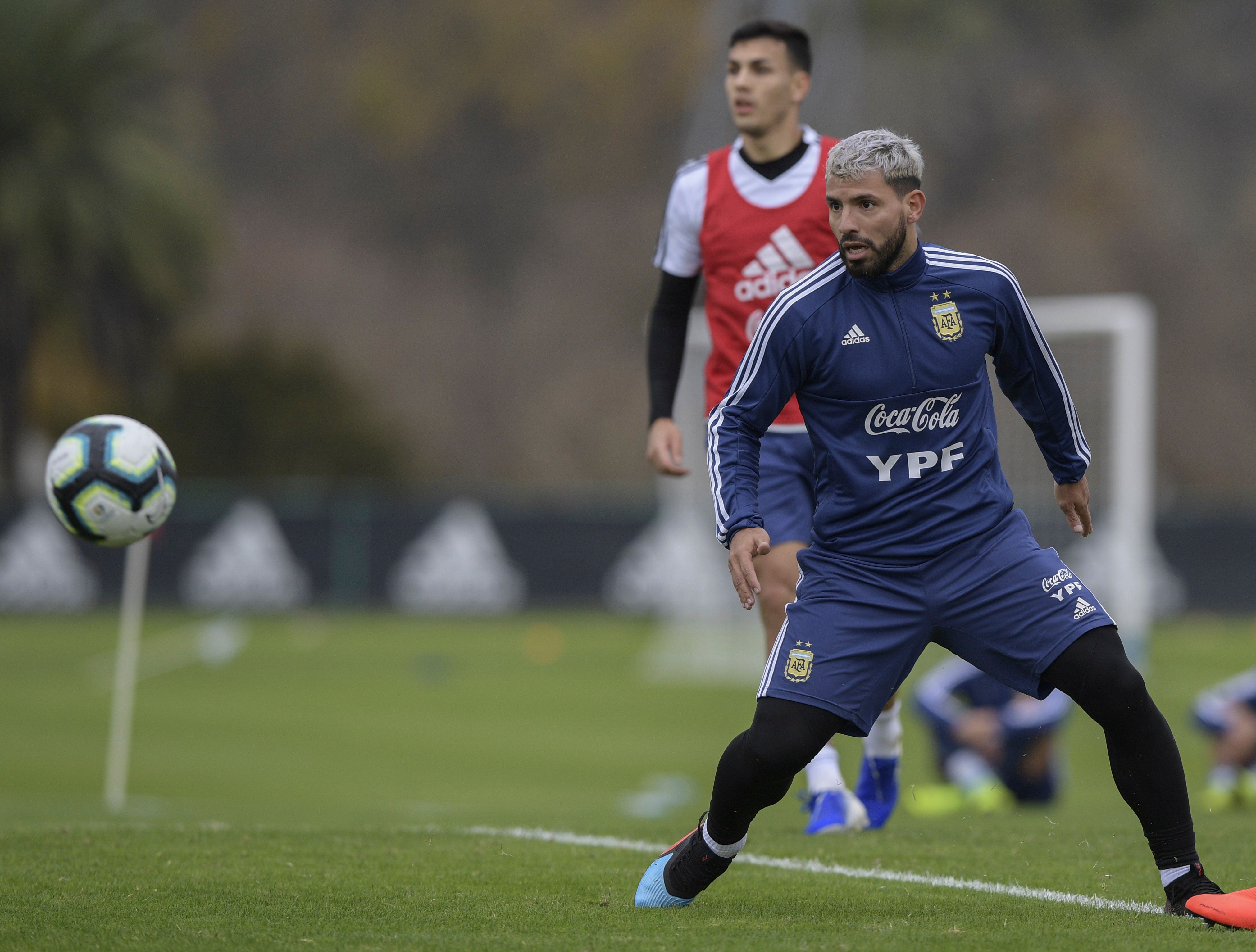 El argentino Sergio Agüero, durante el entrenamiento de este jueves. (Foto Prensa Libre: AFP)