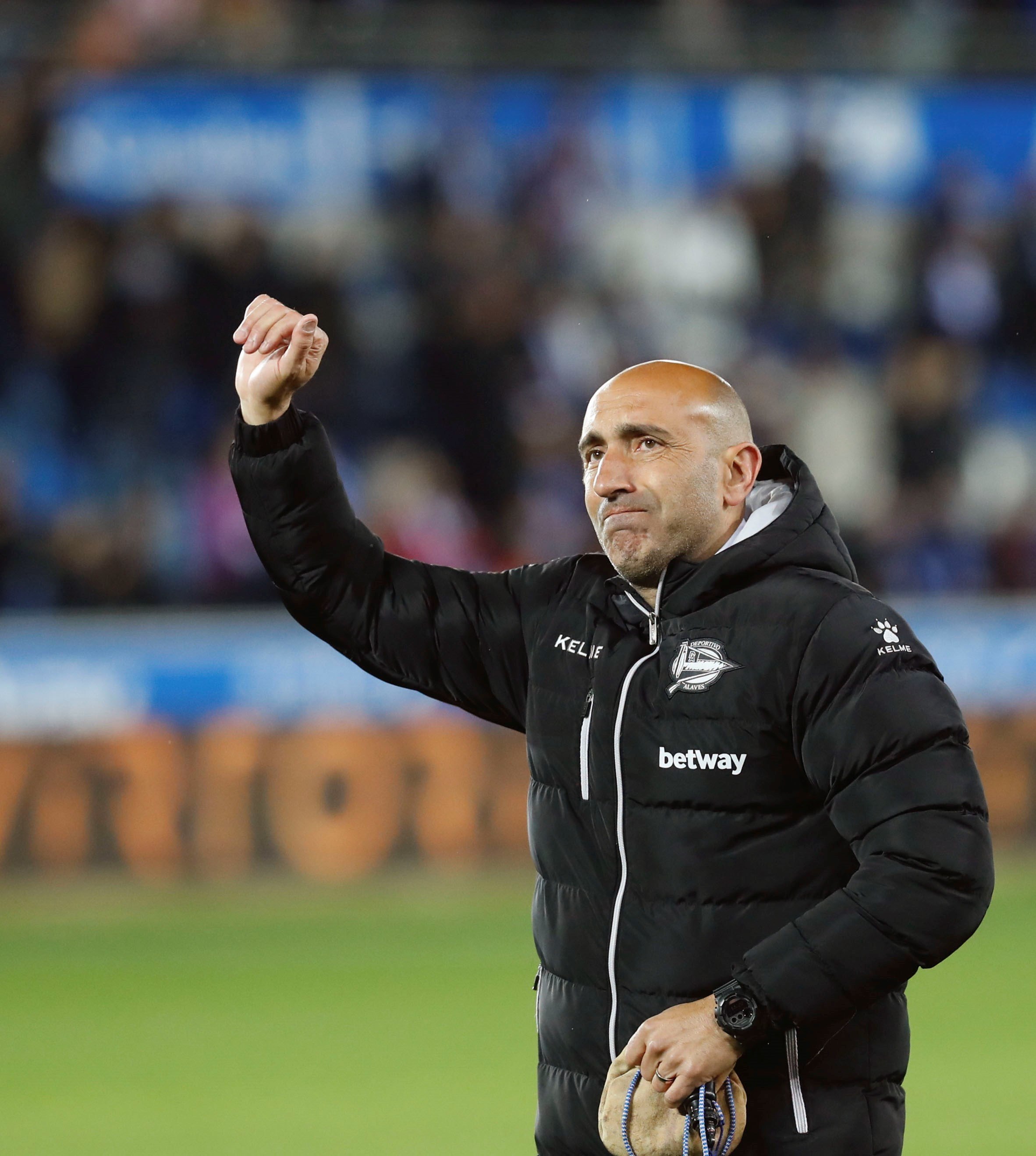 El técnico del Alavés, "Pitu" Abelardo, se despide de los aficionados a la finalización del encuentro correspondiente a la última jornada de primera división que han disputado esta noche frente al Girona en el estadio Mendizorrotza. (Foto Prensa Libre: EFE).