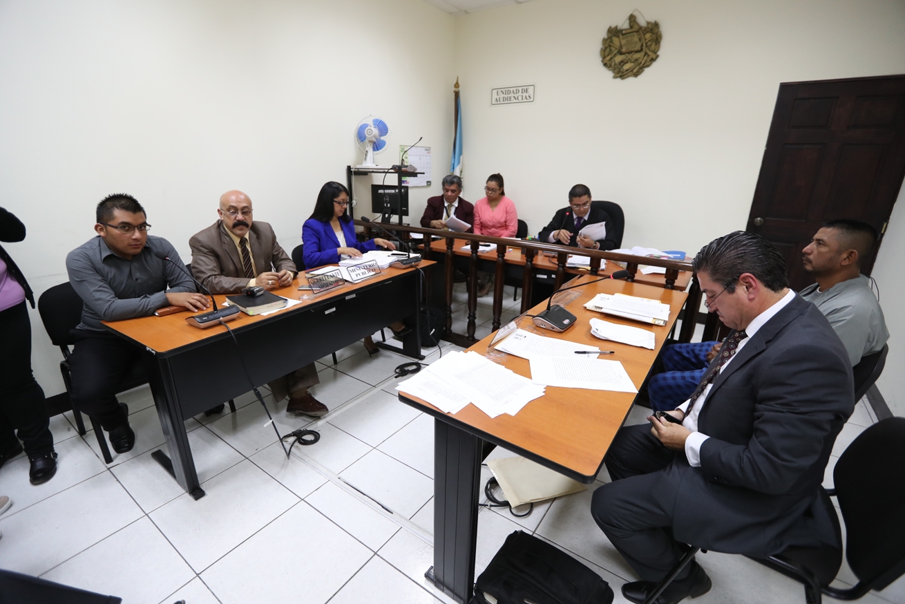 En la audiencia realizada esta mañana, los hermanos Velásquez Matul llegaron a un acuerdo con la aseguradora quien también le da asesoría legal al piloto del tráiler.  (Foto Prensa Libre: María Longo) 