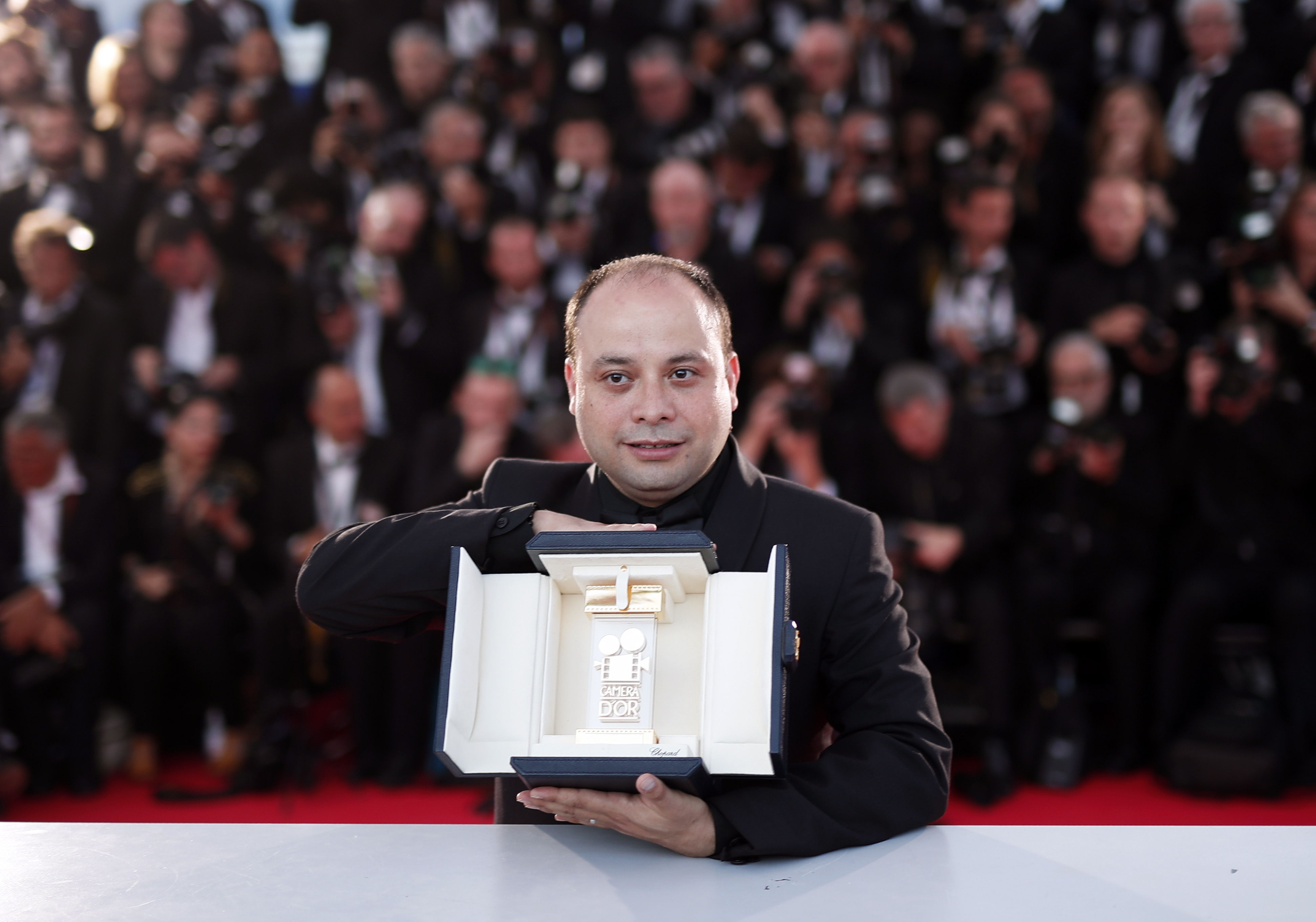 El cineasta guatemalteco Cesar Diaz muestra el galardón de la Cámara de Oro, que obtuvo en Cannes por su cinta "Nuestras Madres" (Foto Prensa Libre EFE)