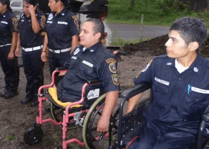 Los bomberos Hugo Rolando Barillas y Luis Armando Chacón durante una actividad en Fraijanes. (Foto Prensa Libre: Bomberos Municipales Departamentales).