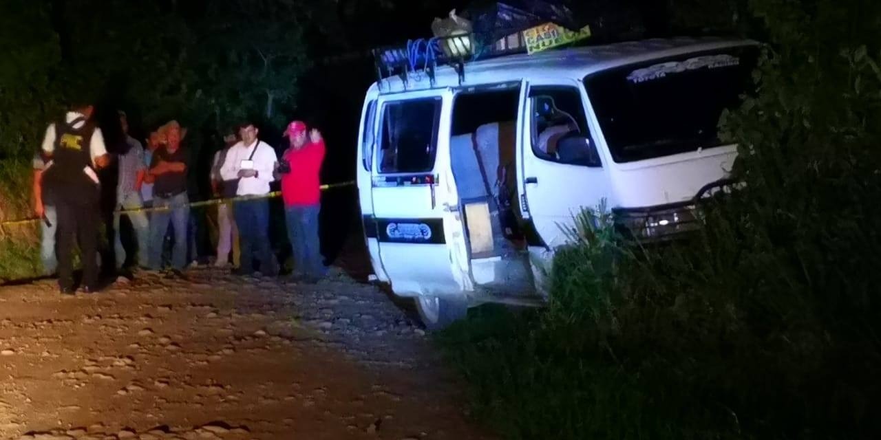 Microbús que manejaba el candidato a concejal Fredy Valenzuela cuando fue atacado  (Foto Prensa Libre: Cortesía).