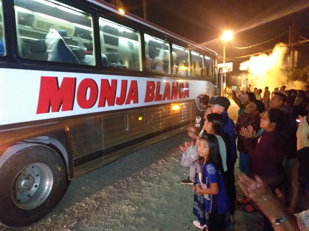 Los aficionados llegaron a despedir a sus jugadores y a desearles suerte en Malacatán. (Foto Prensa Libre: Eduardo Sam Chun)